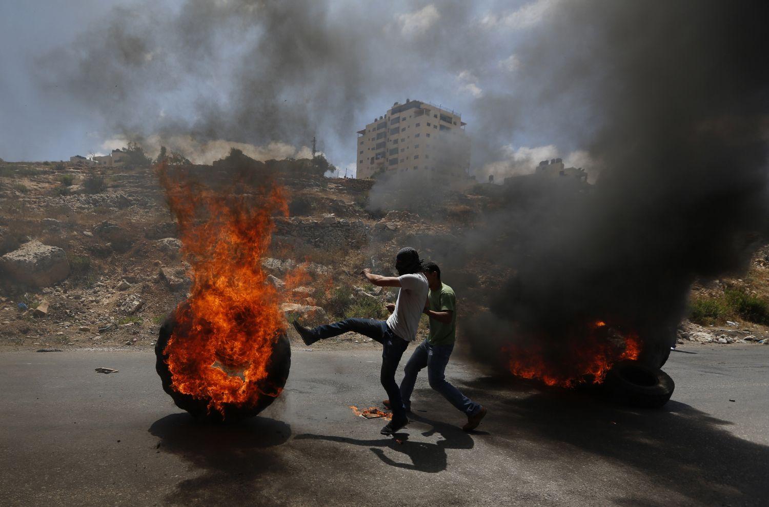 Palesztinok támadnak az izraeli katonákra a gázai bevonulás elleni erőszakos tüntetés során a ciszjordániai Ramallahban