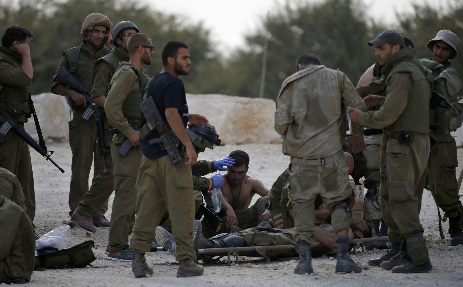 Sérült izraeli katonákat látnak el Gáza határán