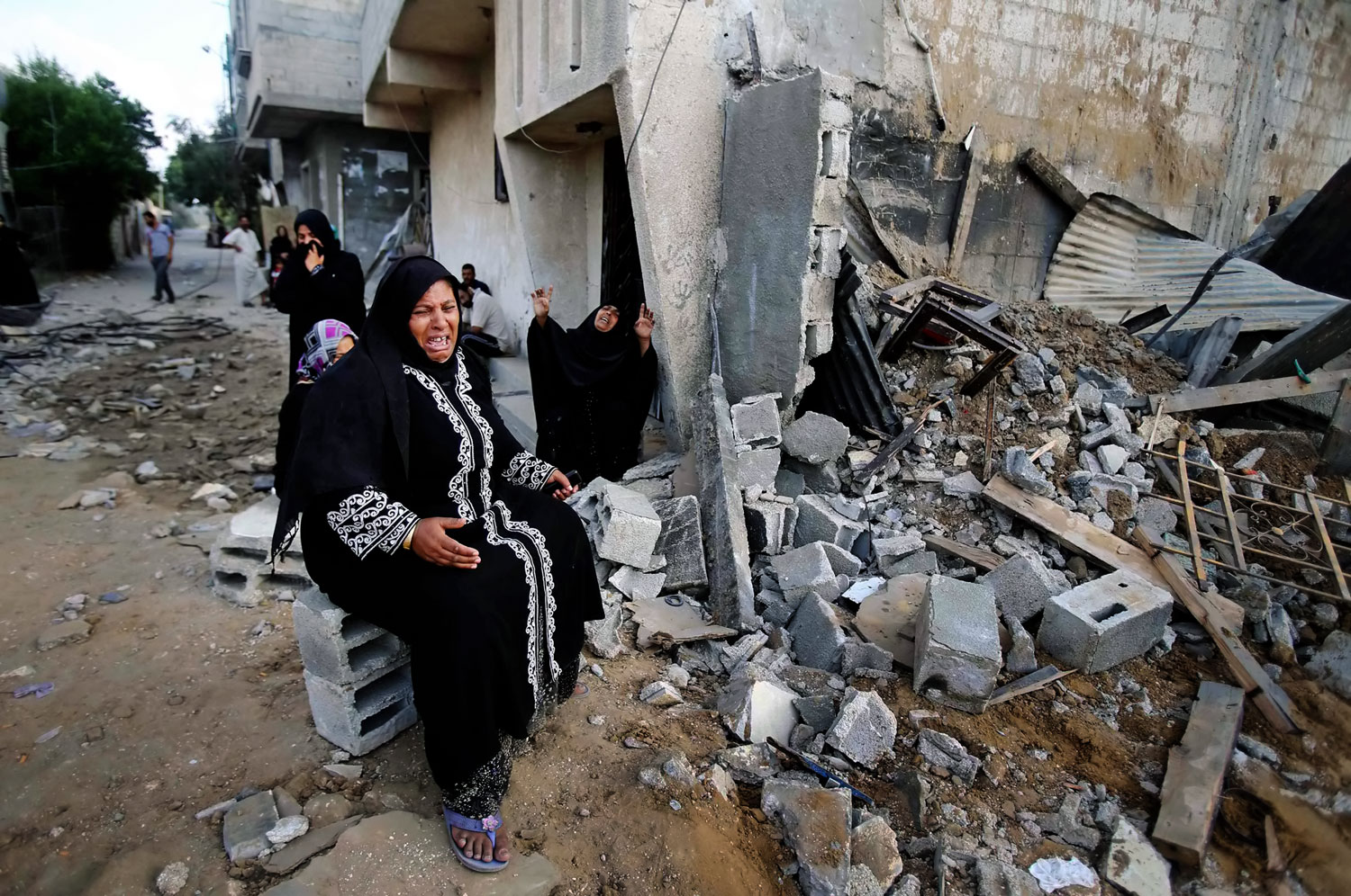 Veszteségek mindkét oldalon: palesztin asszonyok rokonaik lerombolt gázai házánál... 