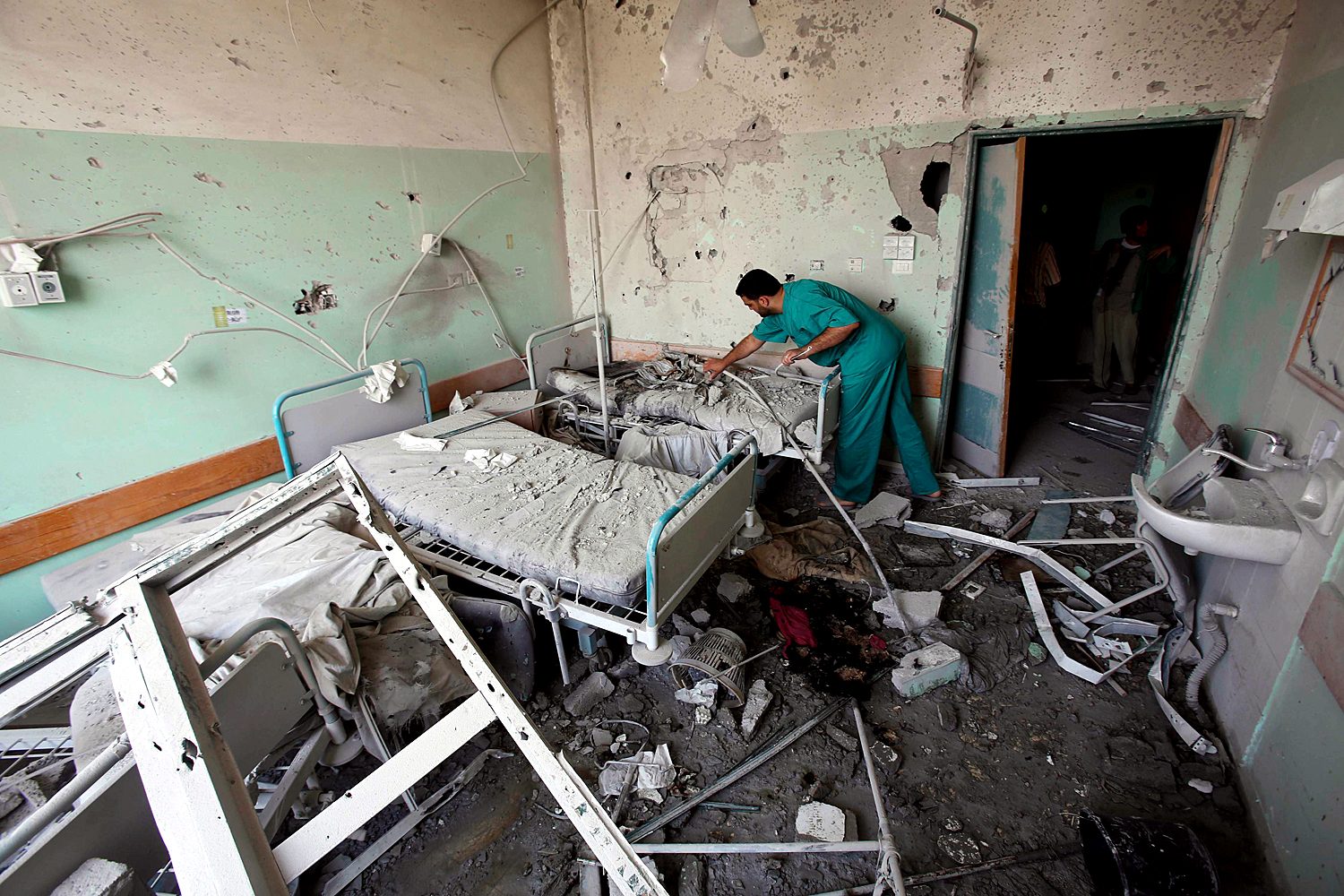 Támadás után a gázai al-Aksza kórházban