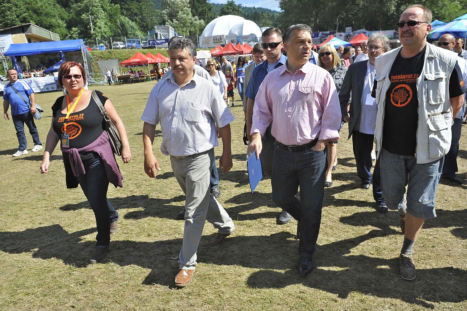 Orbán 2011-ben a táborban, a bal oldalán Németh Zsolttal. A kerekasztal idén sem lesz kerek