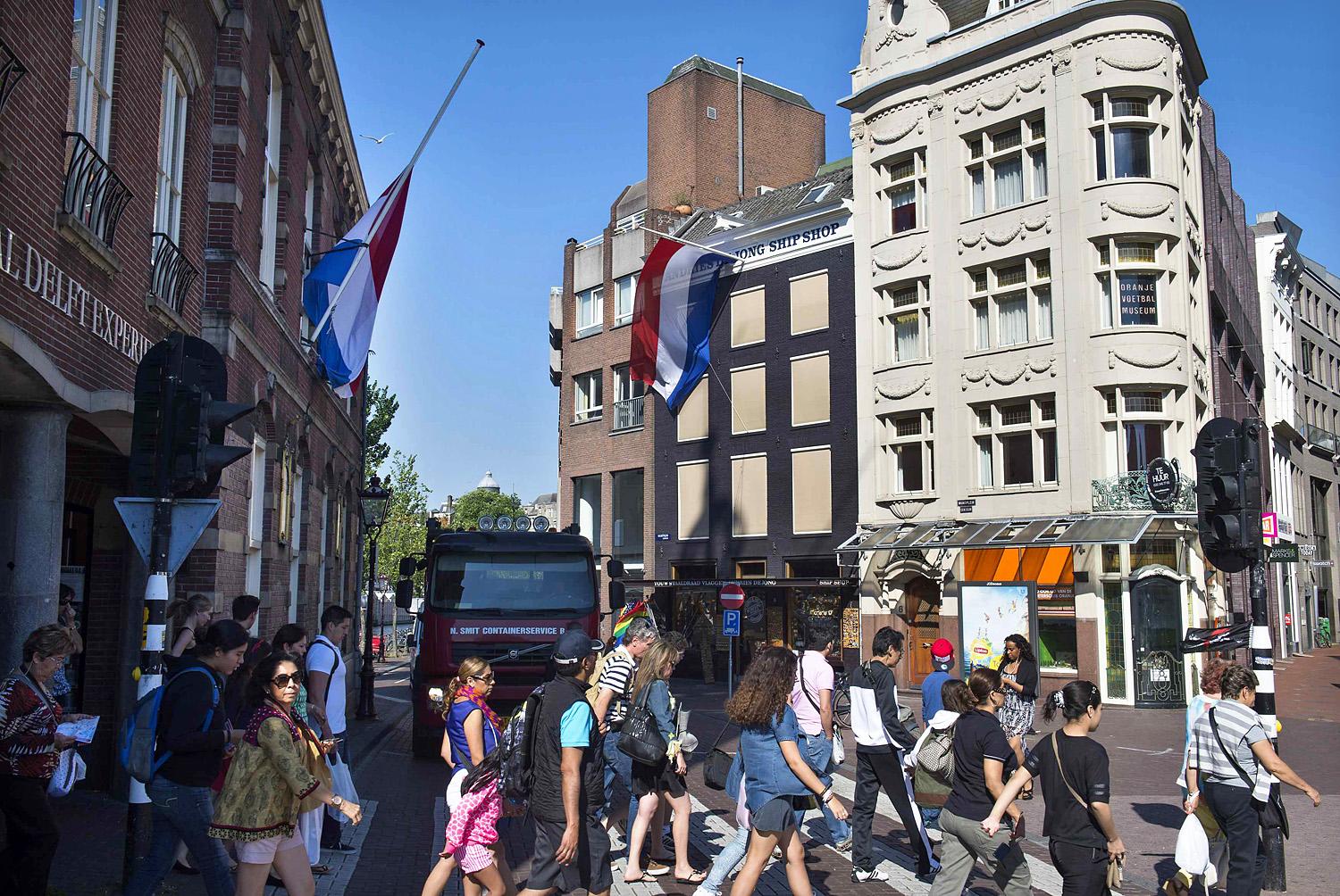 Hollandia ma nemzeti gyásznapot tart, az elsőt I. Vilma királynő 1962-es halála óta. A zászlókat félárbocra vonták