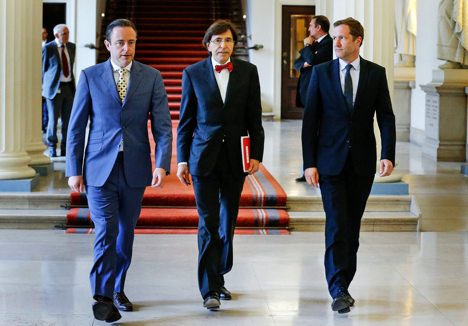 Bart De Wever, az Új Flamand Szövetség vezetője, Elio Di Rupo kormányfő és Paul Magnette, a Szocialista Párt elnöke a parlamentben