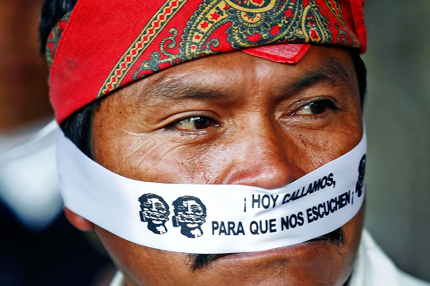 Egy oaxacai indián a nemzeti olajvállalat privatizációja ellen tüntet: „Ma hallgatunk, hogy meghallgassanak”
