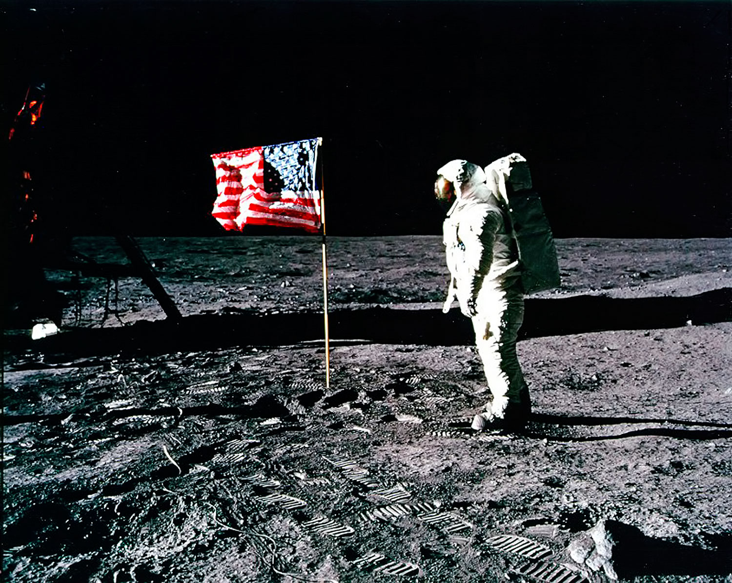 Az Apollo–11 űrhajósa, Buzz Aldrin tiszteleg az amerikai zászló előtt 1969. július 20-án