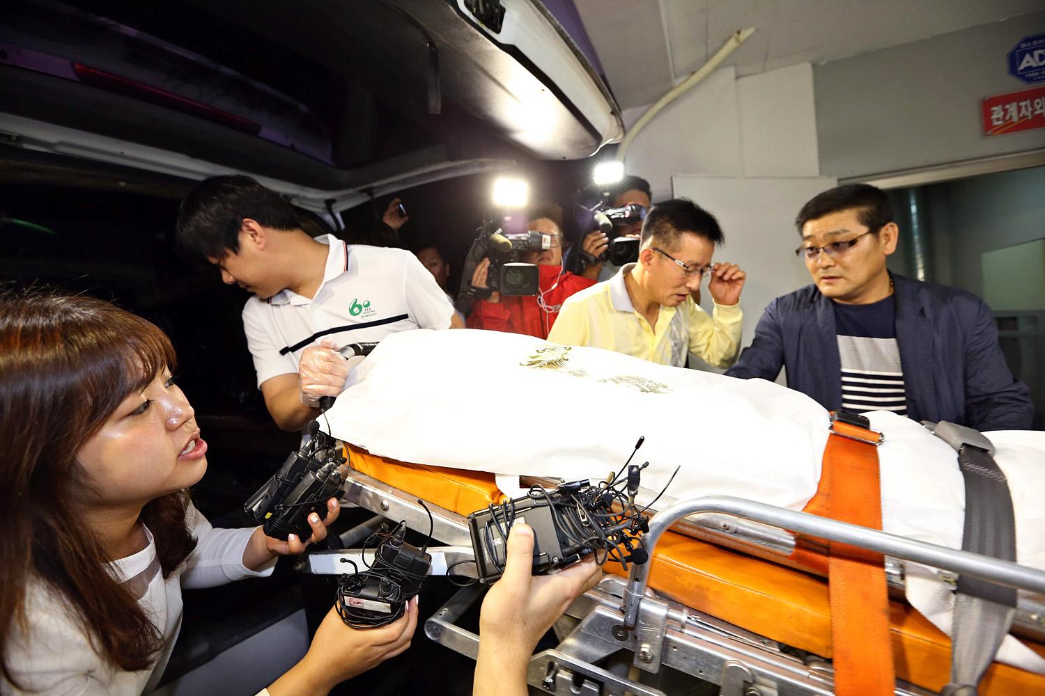 A héten szállították az országos halottkémi hivatalba Ju Bjung Un holttestét, ekkor még volt remény, hogy kiderülnek halálának körülményei.