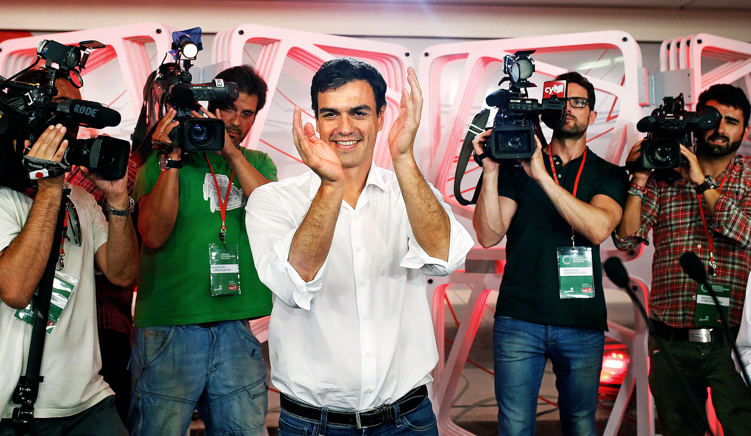 Pedro Sánchez, a PSOE új főtitkára. A kamerák szeretik, a választók most ismerkednek vele