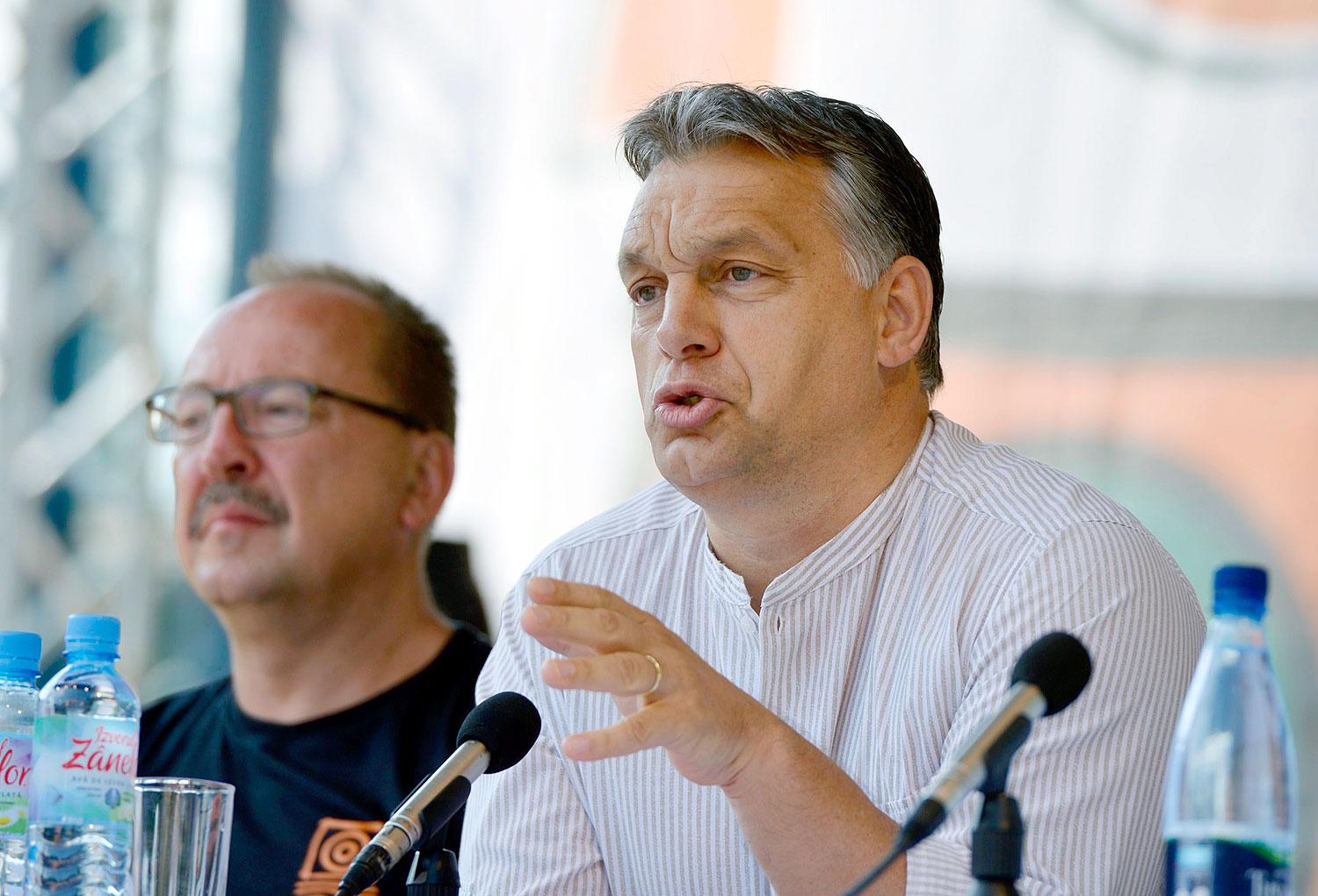 Orbán Viktor miniszterelnök beszél Tusnádfürdőn. Mellette Németh Zsolt, az Országgyűlés külügyi bizottságának elnöke