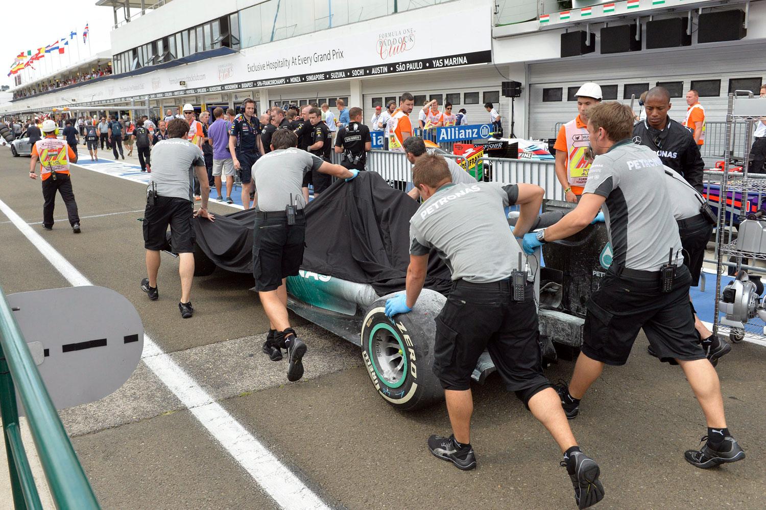 Betolják a boxutcába Lewis Hamiltonnak, a Mercedes csapat brit versenyzőjének autóját