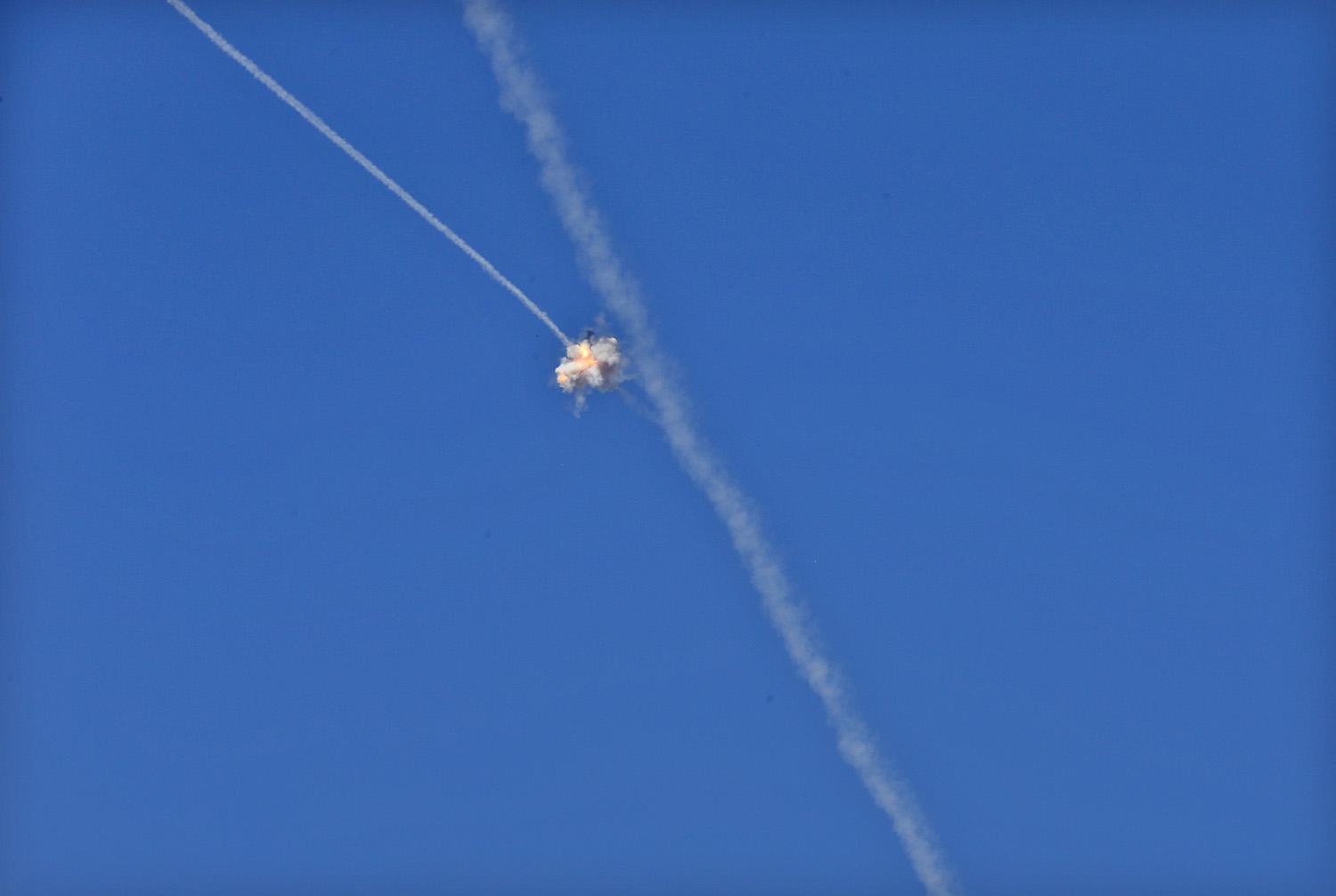 A vas kupolának nevezett védelmi rendszer rakétája a levegőben semmisít meg egy Gázából érkező robbanótöltetet Szderot felett