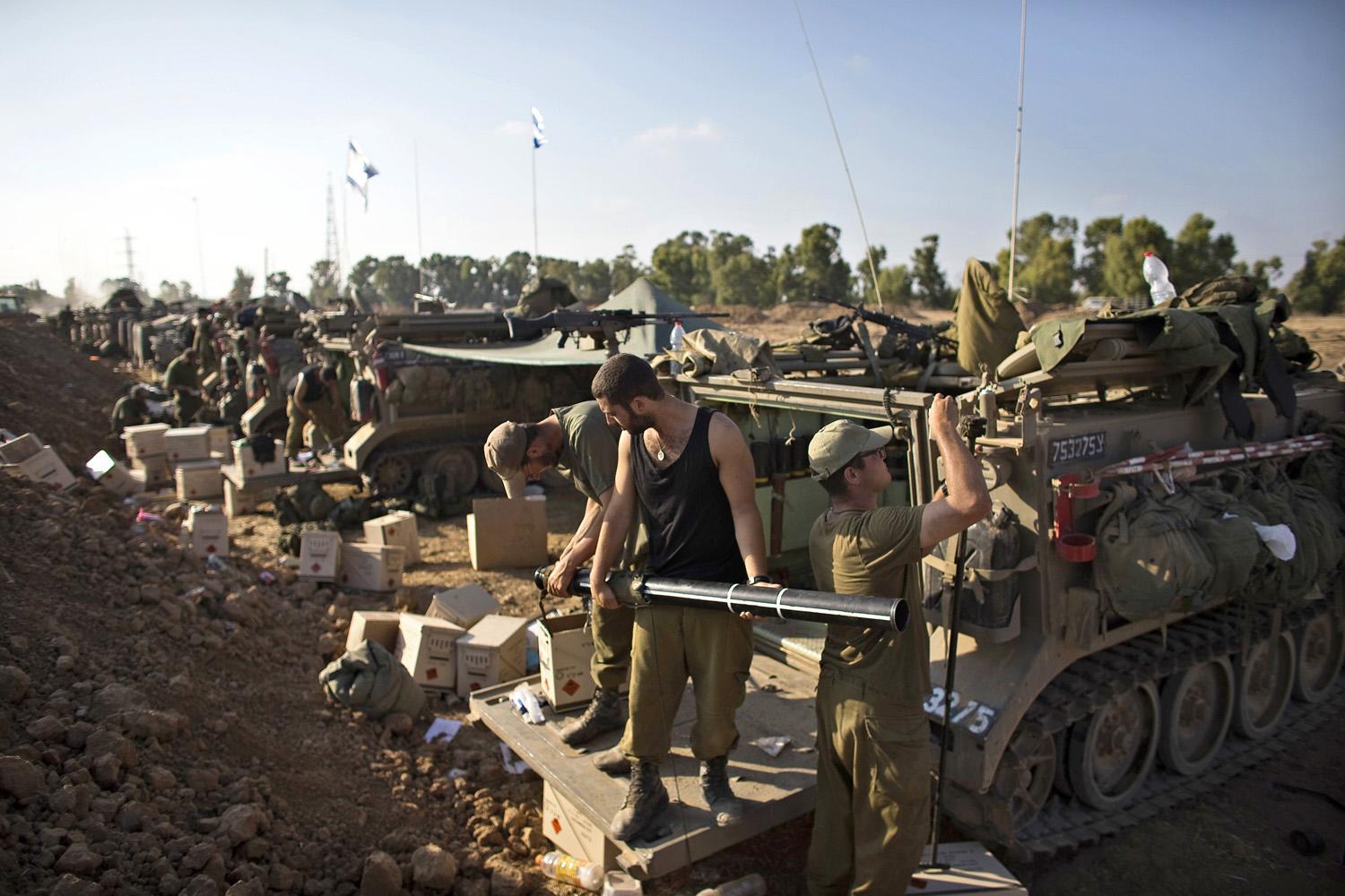 Izraeli katonák készítik fel a tankokat a harcra