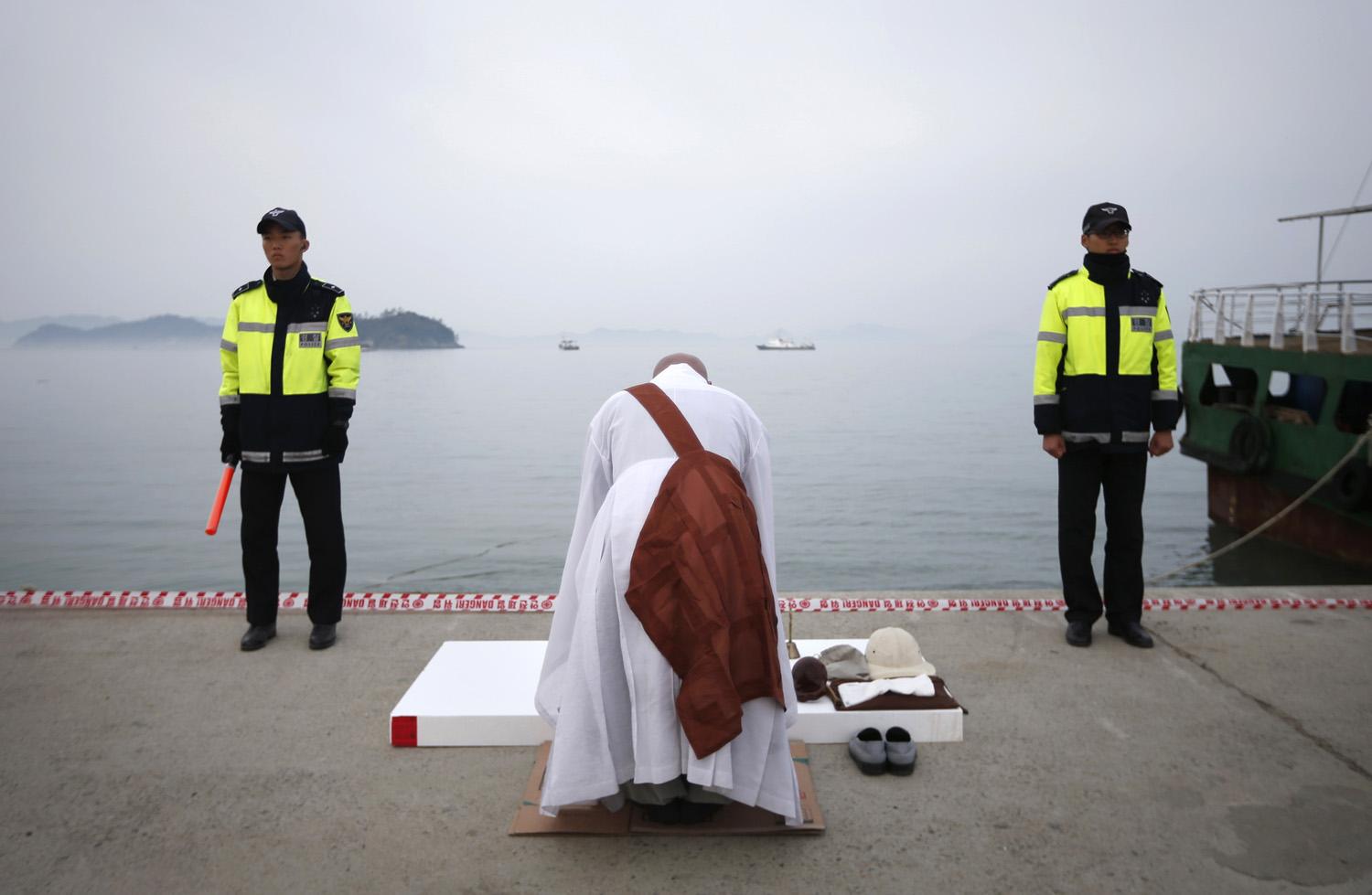 Egy pap imádkozik a baleset helyszínén