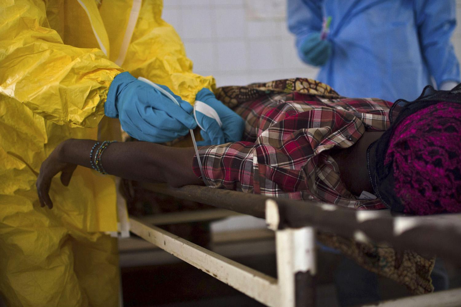 Vért vesznek egy ebolás betegtől Sierra Leone fővárosában
