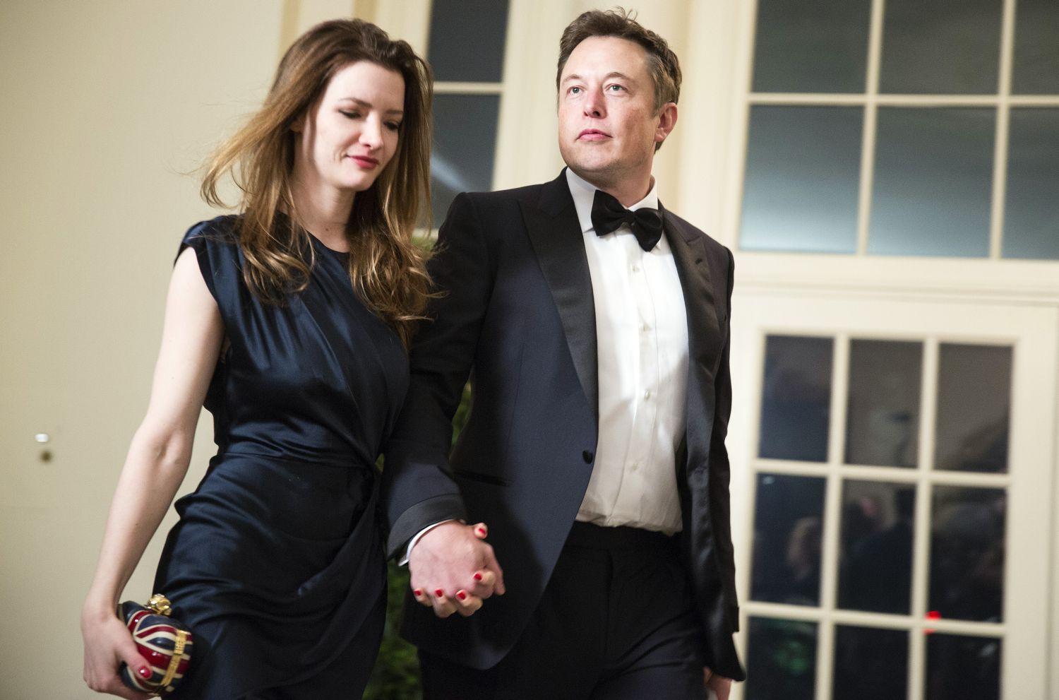 Elon Musk és felesége, Talulah érkezik a Fehér Házban adott díszvacsorára