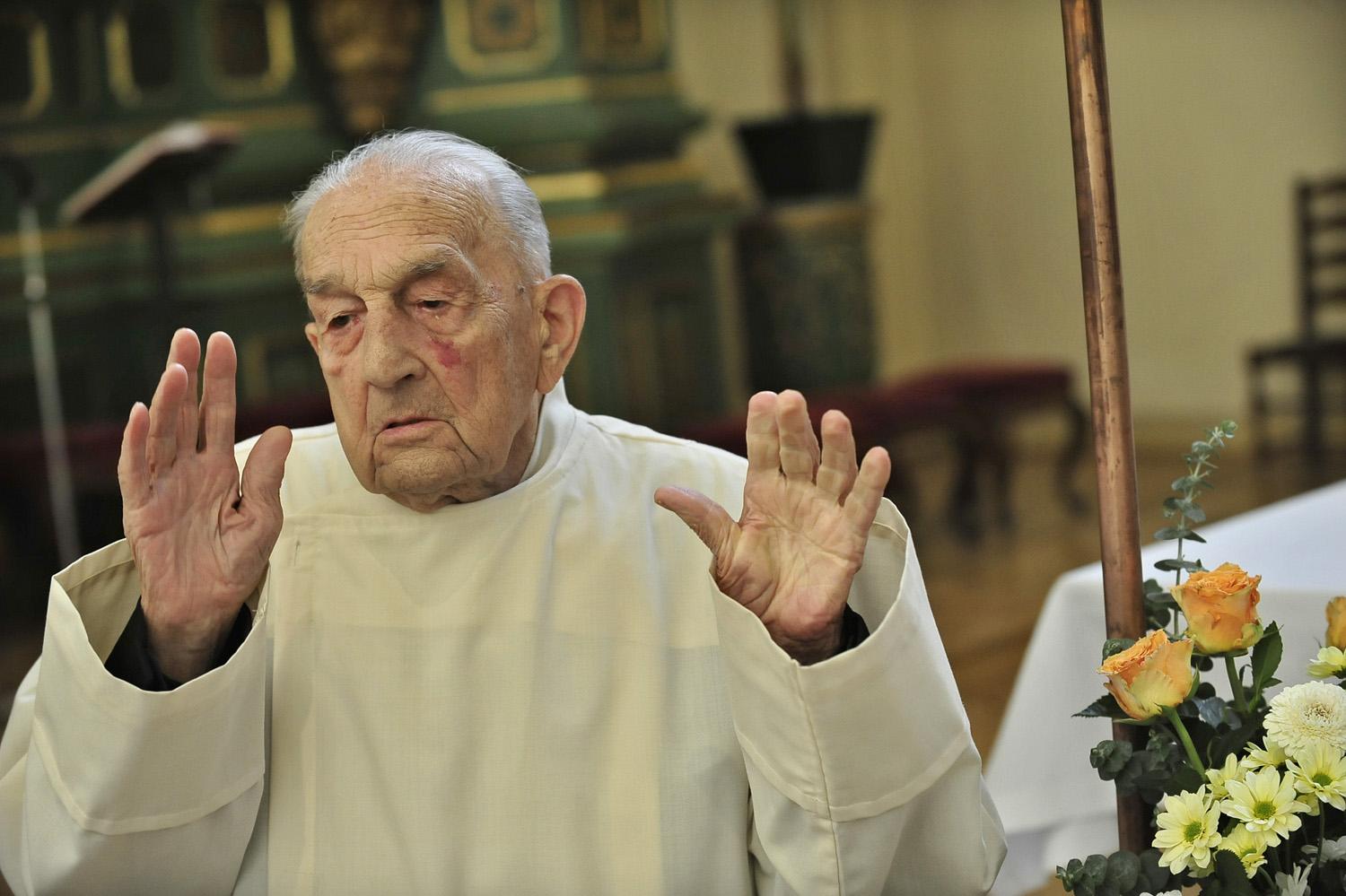 A 98 éves Placid atya szenvedéstörténete évtizedeket ölel fel