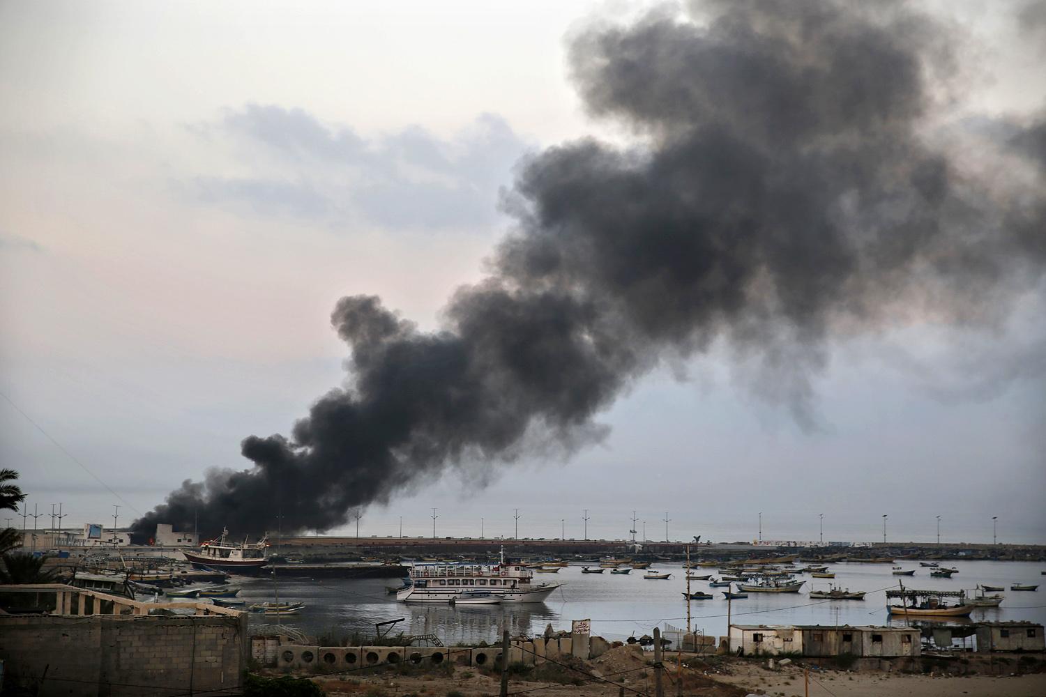 A gázai kikötő össztűz alatt
