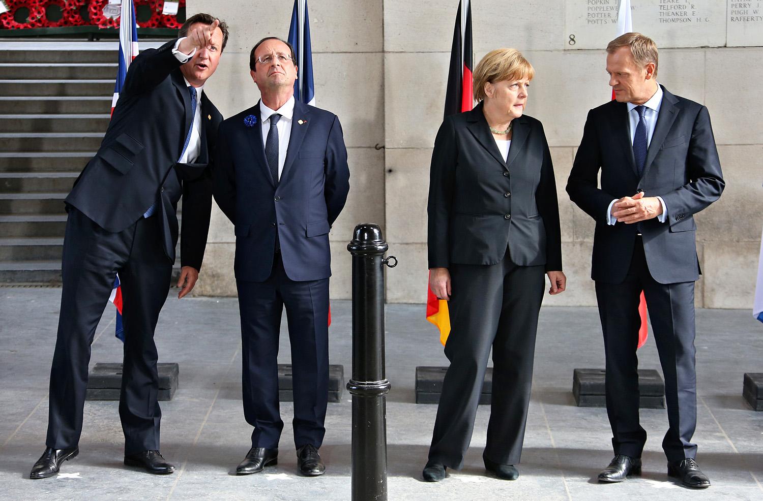 Maga Merkel ajánlotta volna fel a brüsszeli posztot Tusknak? (A kép baloldalán Cameron brit kormányfő és Hollande francia elnök)