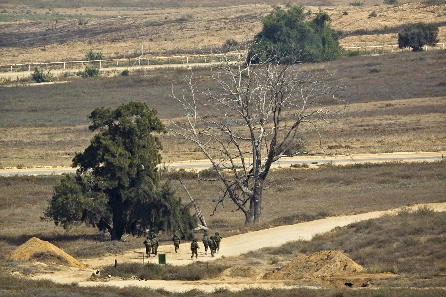 Izraeli katonák járőröznek Nahal Oz határában, ahol a rajtaütéses támadás történt