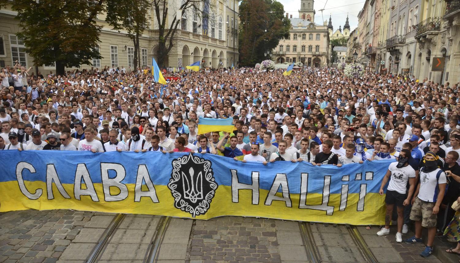 A Sahtyor és a Dinamo drukkerei közösen tesznek hitet Ukrajna mellett
