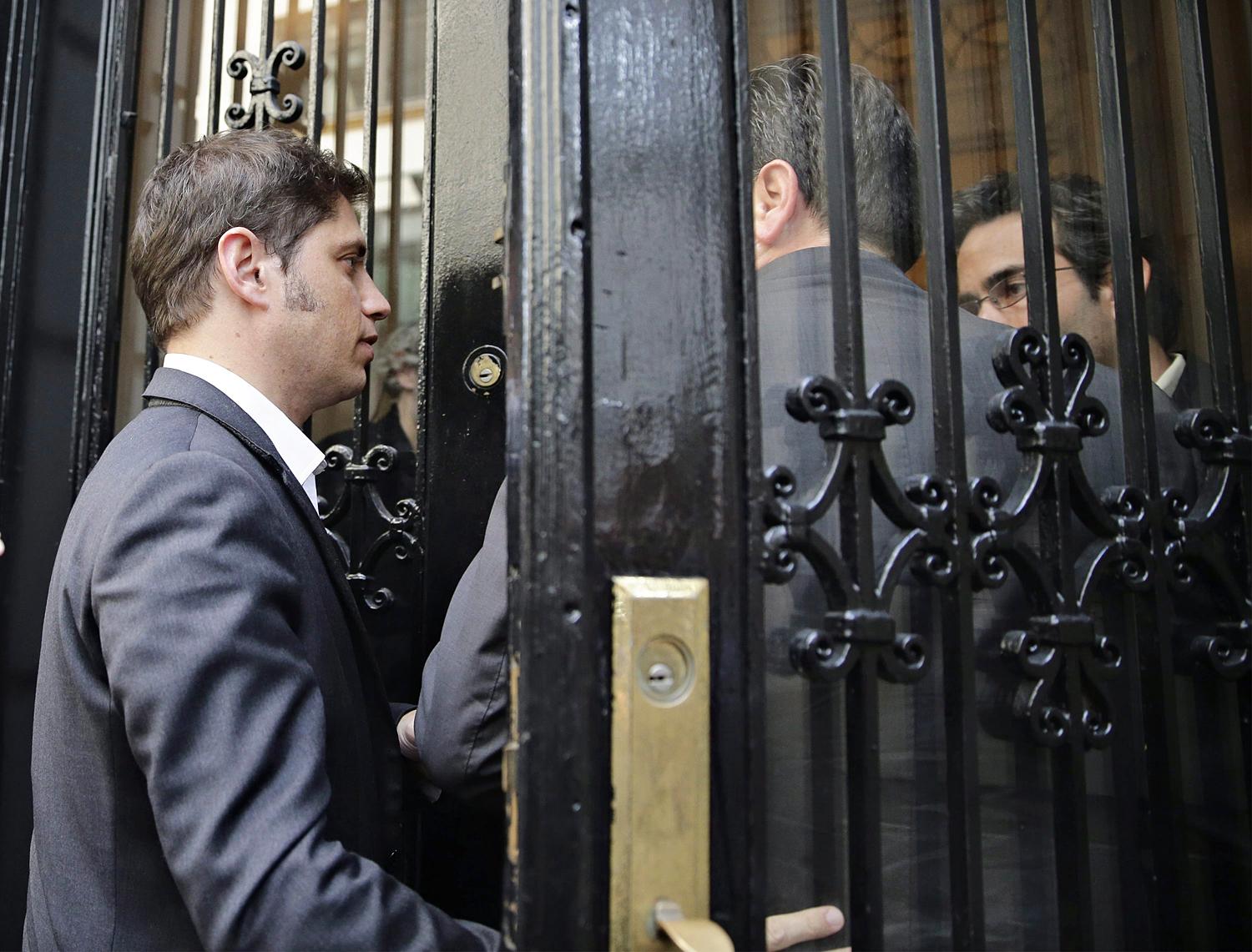 Kicillof gazdasági miniszter az eredménytelen tárgyalásokat követően Argentína New York-i konzulátusára érkezik