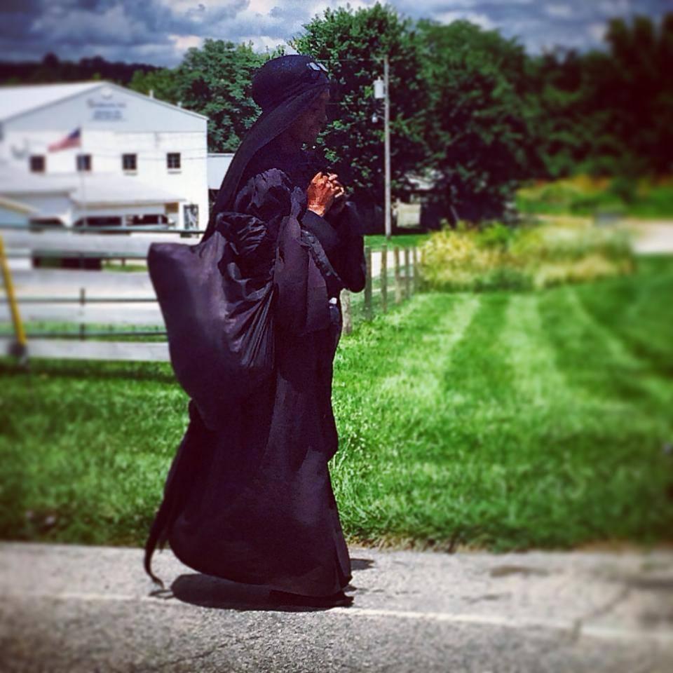 A nő látszólag semmivel sem törődve sétált hosszú fekete ruhájában, végig az országutak mentén.