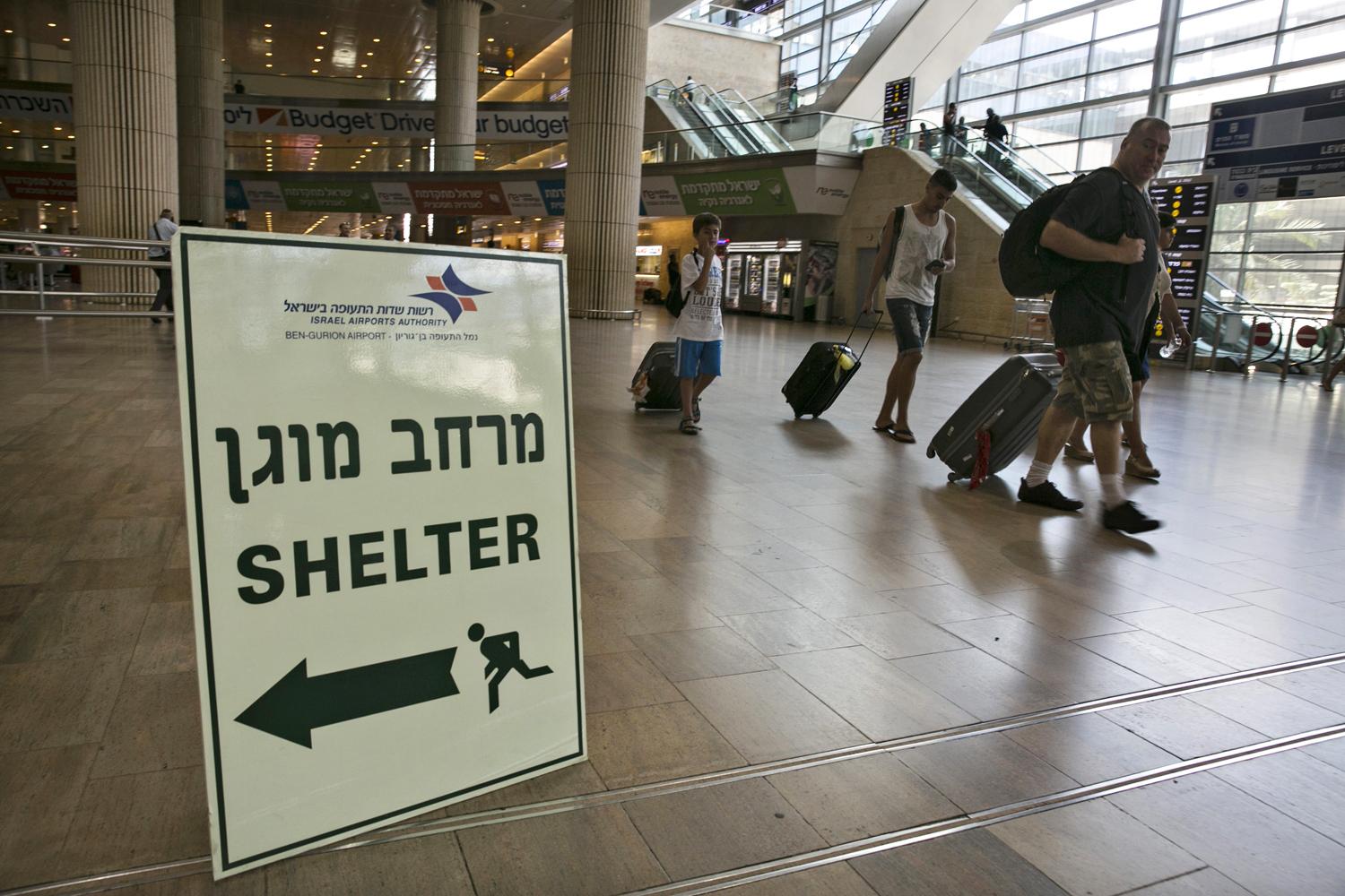 Nem az induló járatokhoz, hanem a bunkerhez mutatja a tábla Tel Aviv repülőterén - az utasok amúgy is elmaradnak