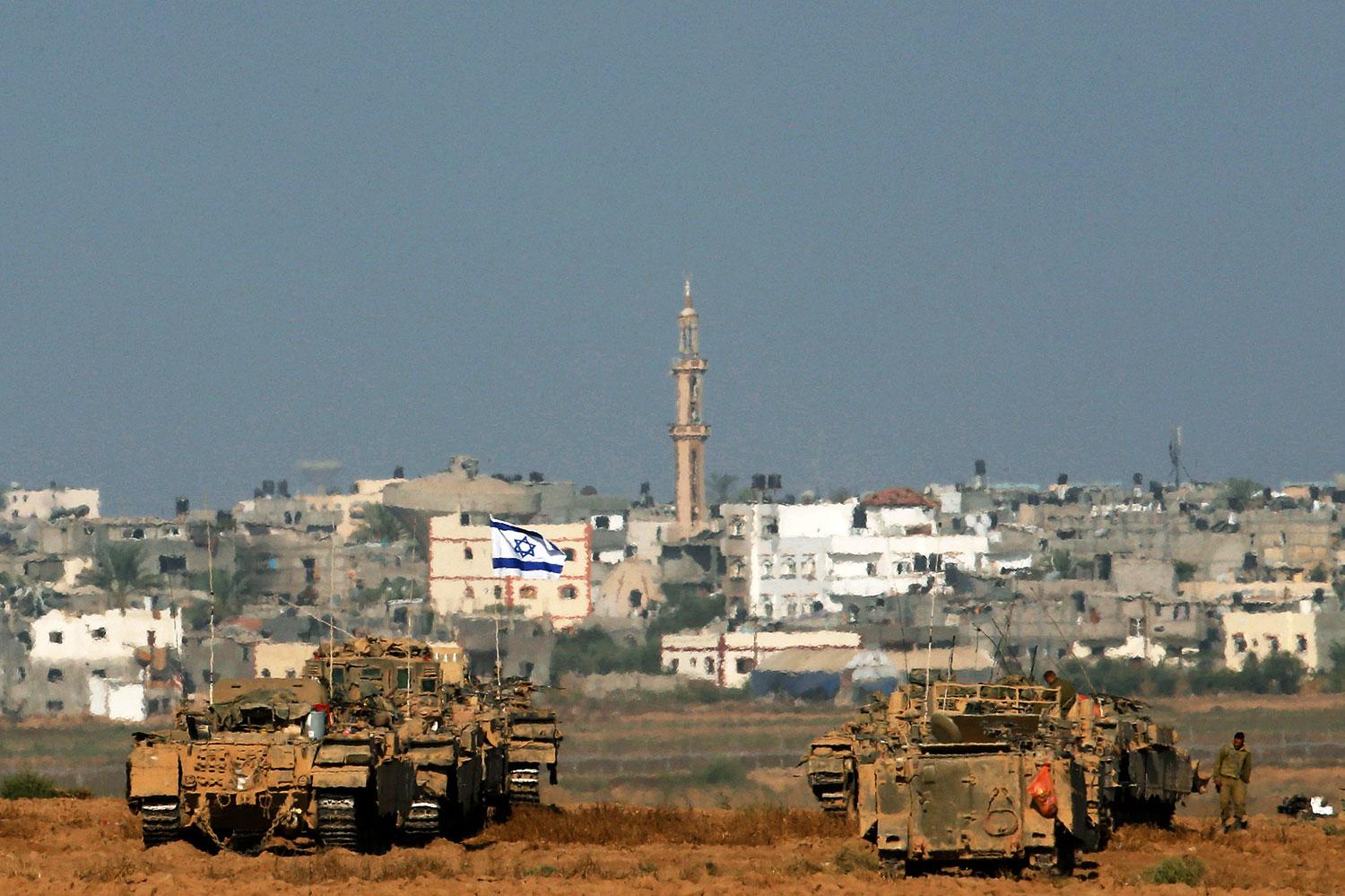 Támadásra készülve. Izraeli harckocsik bevetés előtt a Gázai övezet határán