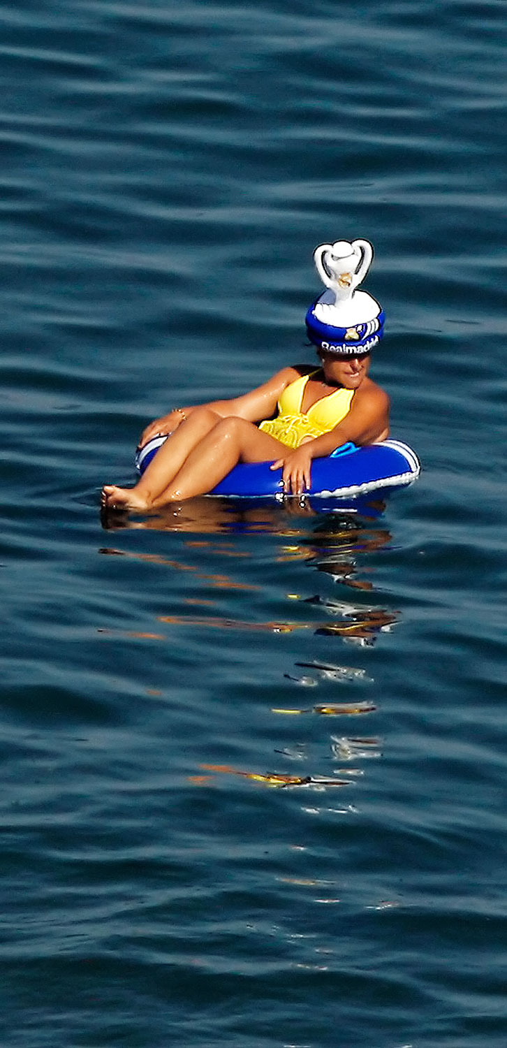 Egy spanyol vizeken pihenő turista. Az érintettek állítják, ők dolgoztak, nem nyaraltak