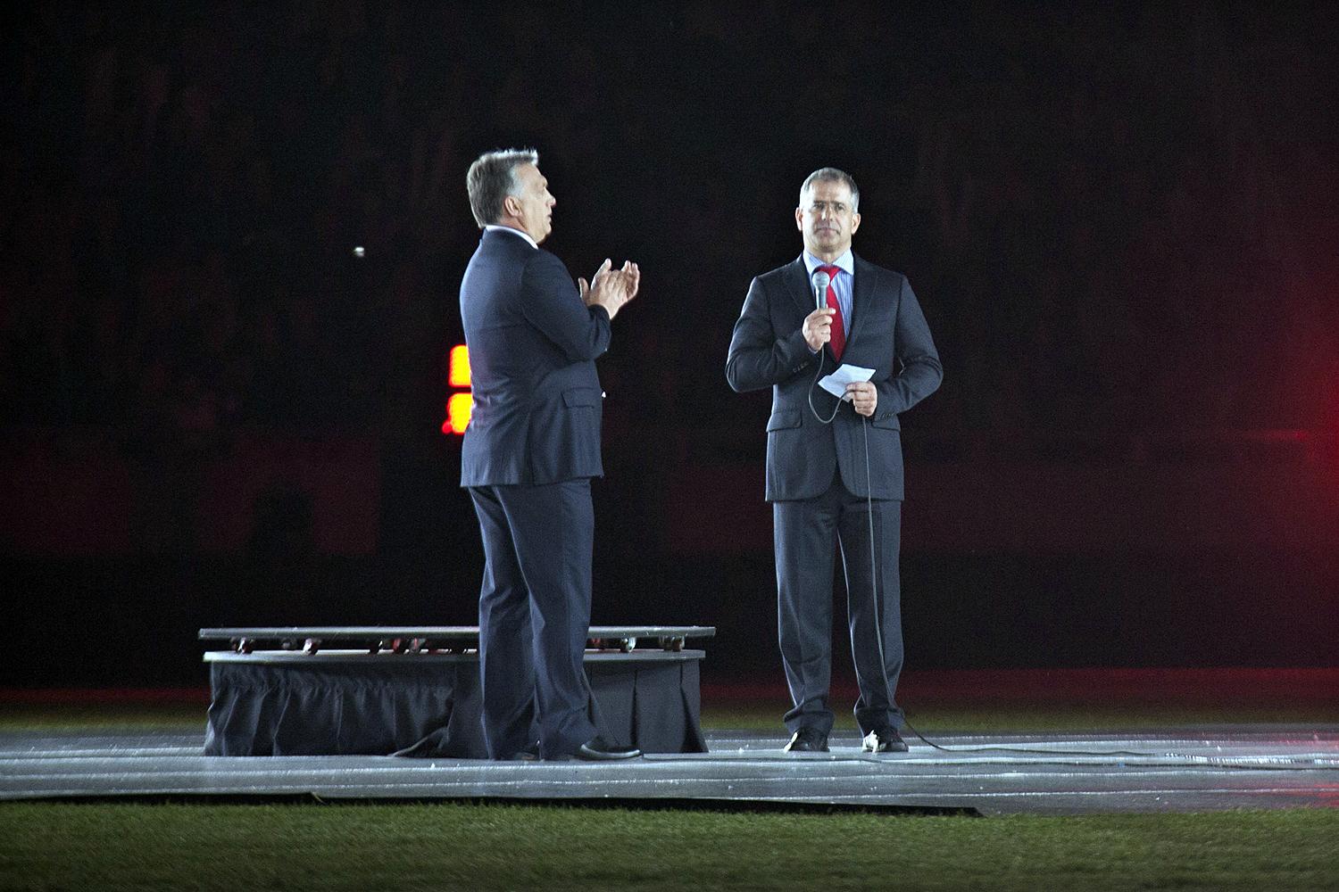 Orbán tapsol Kósának a Nagyerdei Stadion avatóünnepségén