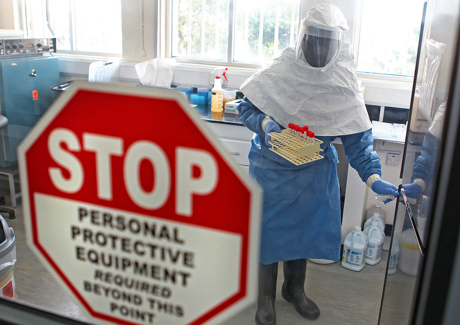 Ebolavírus-mintákat gyűjtő laboratórium Ugandában