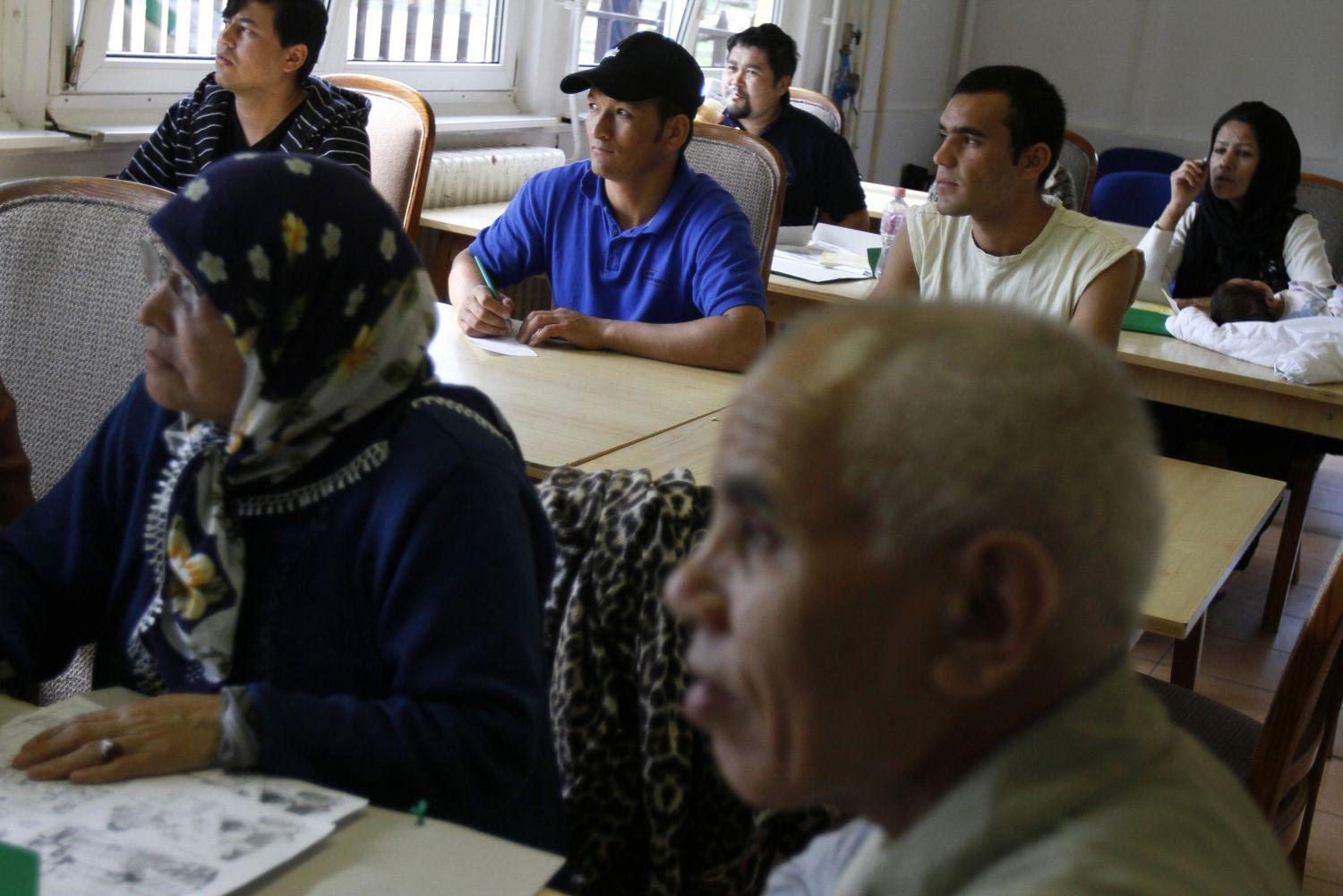 Afgán menekültek tanulnak magyarul a bicskei táborban