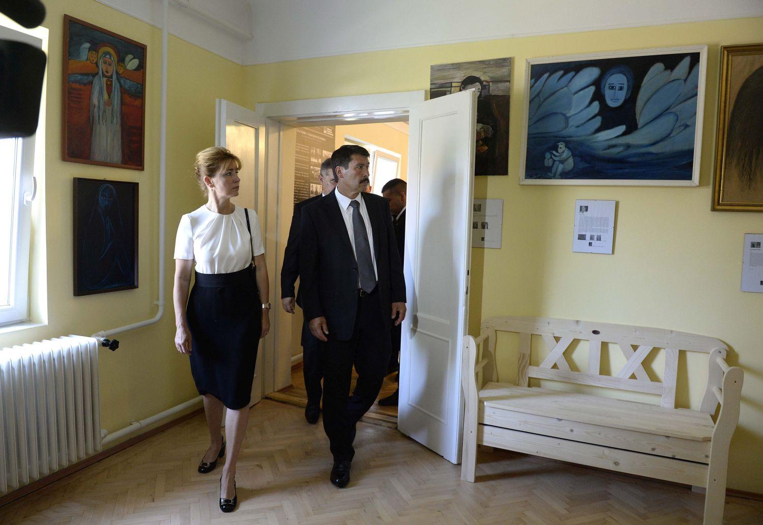 Áder János köztársasági elnök és felesége, Herczegh Anita a roma holokauszt 70. évfordulója alkalmából rendezett megemlékezésen az újonnan átadott Roma Történeti Kulturális, Oktatási és Holokauszt Központban