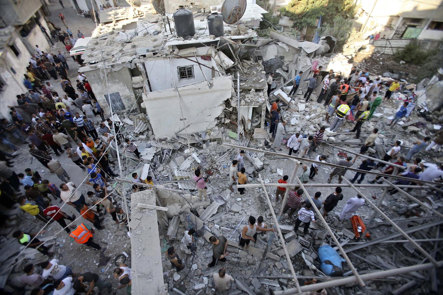 Egy rakétatámadásban lerombolt épületet kutatnak Rafahban