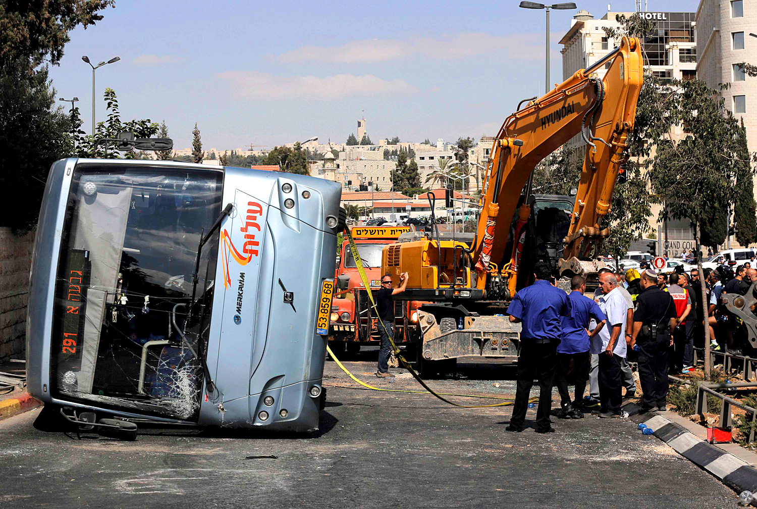 A felborult jeruzsálemi busz a terrortámadás után