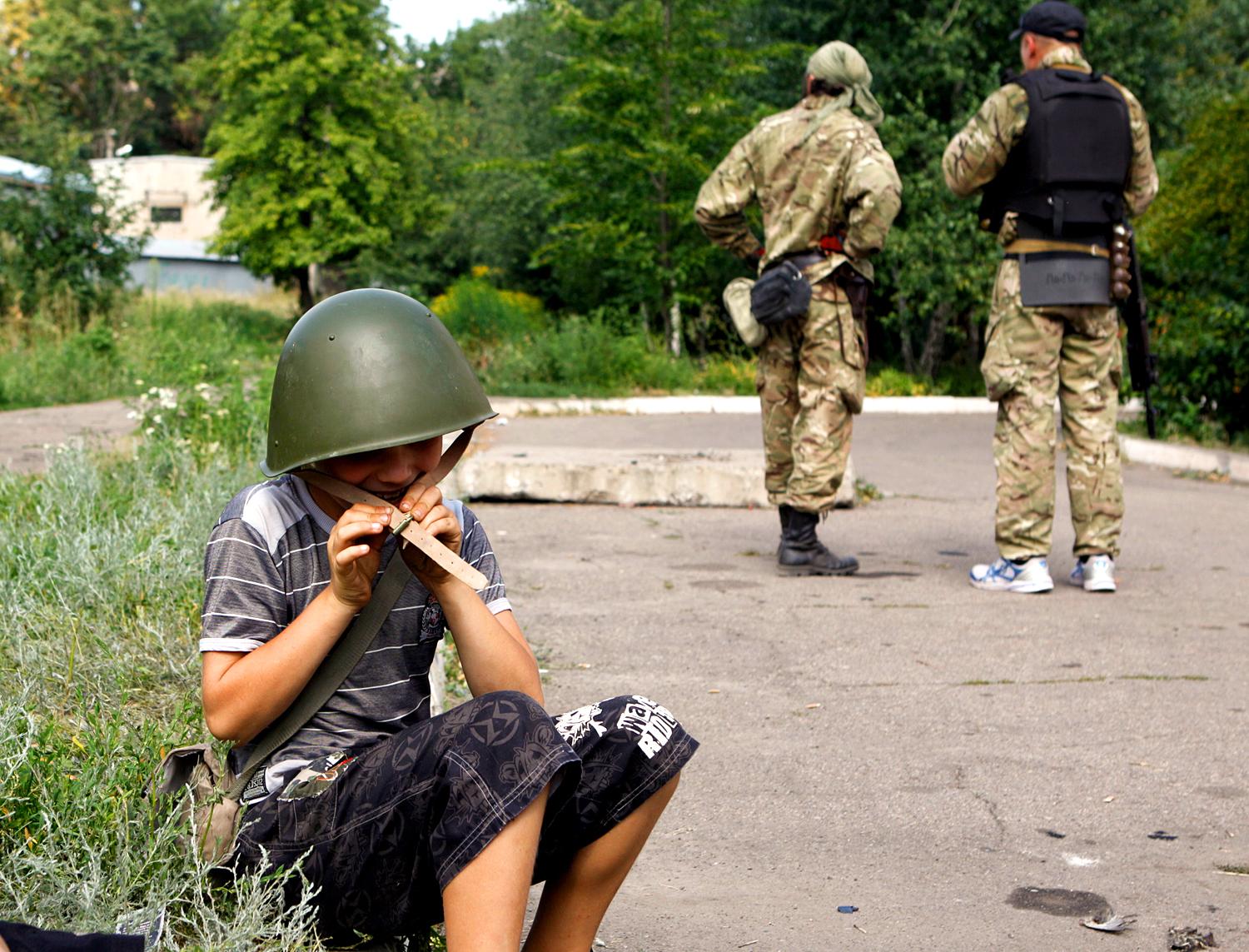 Játék ukrán katonai sisakkal Popaszna város mellett