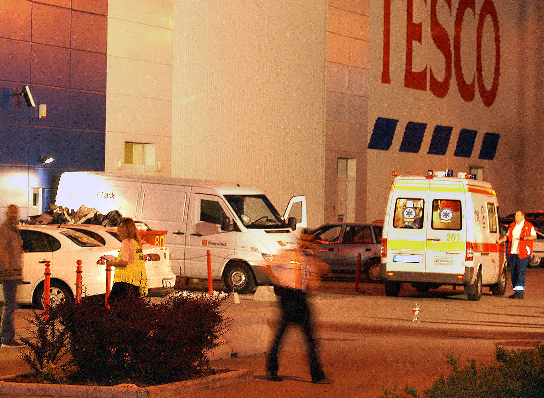 2005 májusában a budaörsi Tesco áruház parkolójában a rablók tűzharcba keveredtek a rendőrökkel, melynek során az elkövetők combon lőtték az egyik biztonsági őrt