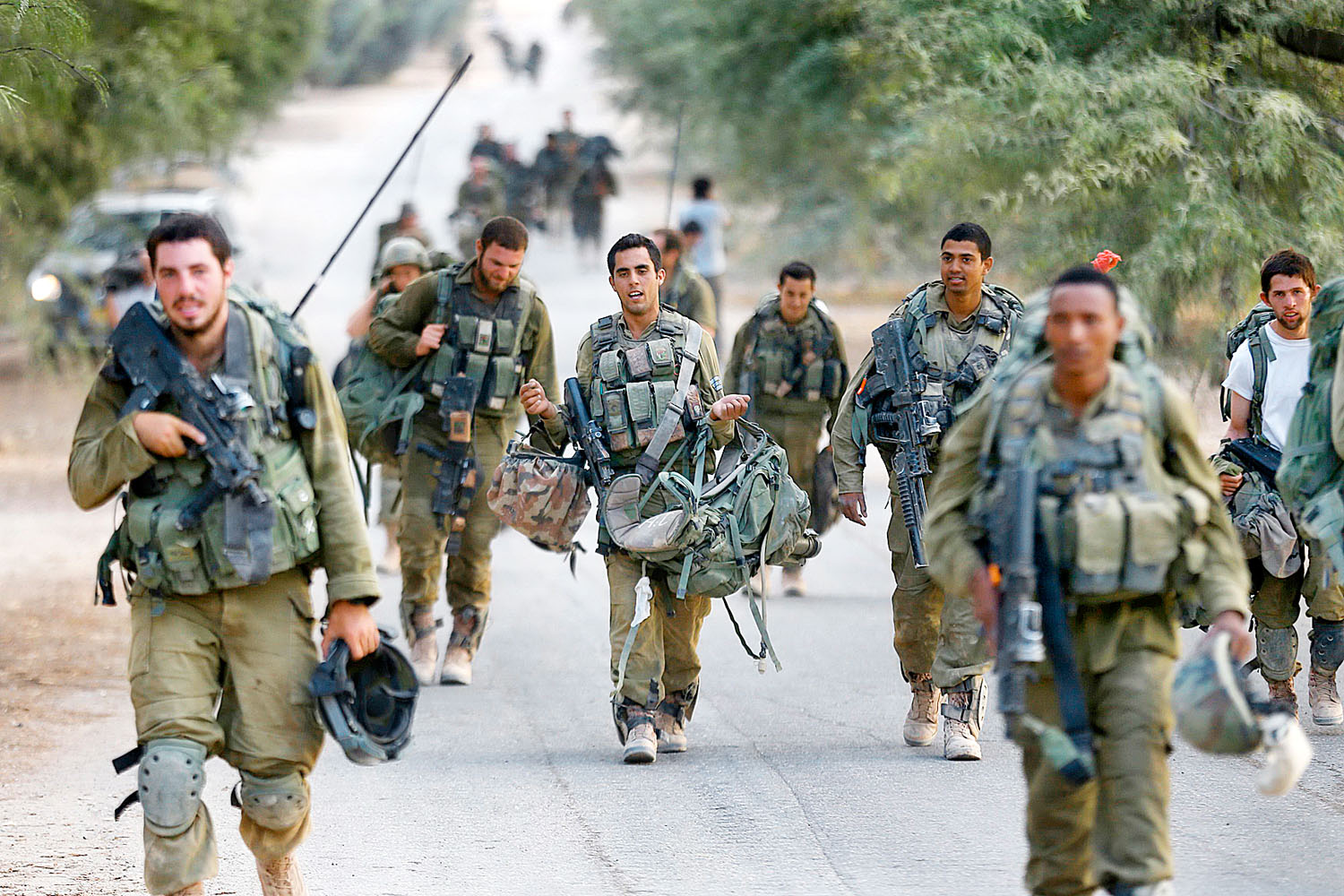 A Gázai övezetből visszatérő izraeli katonák