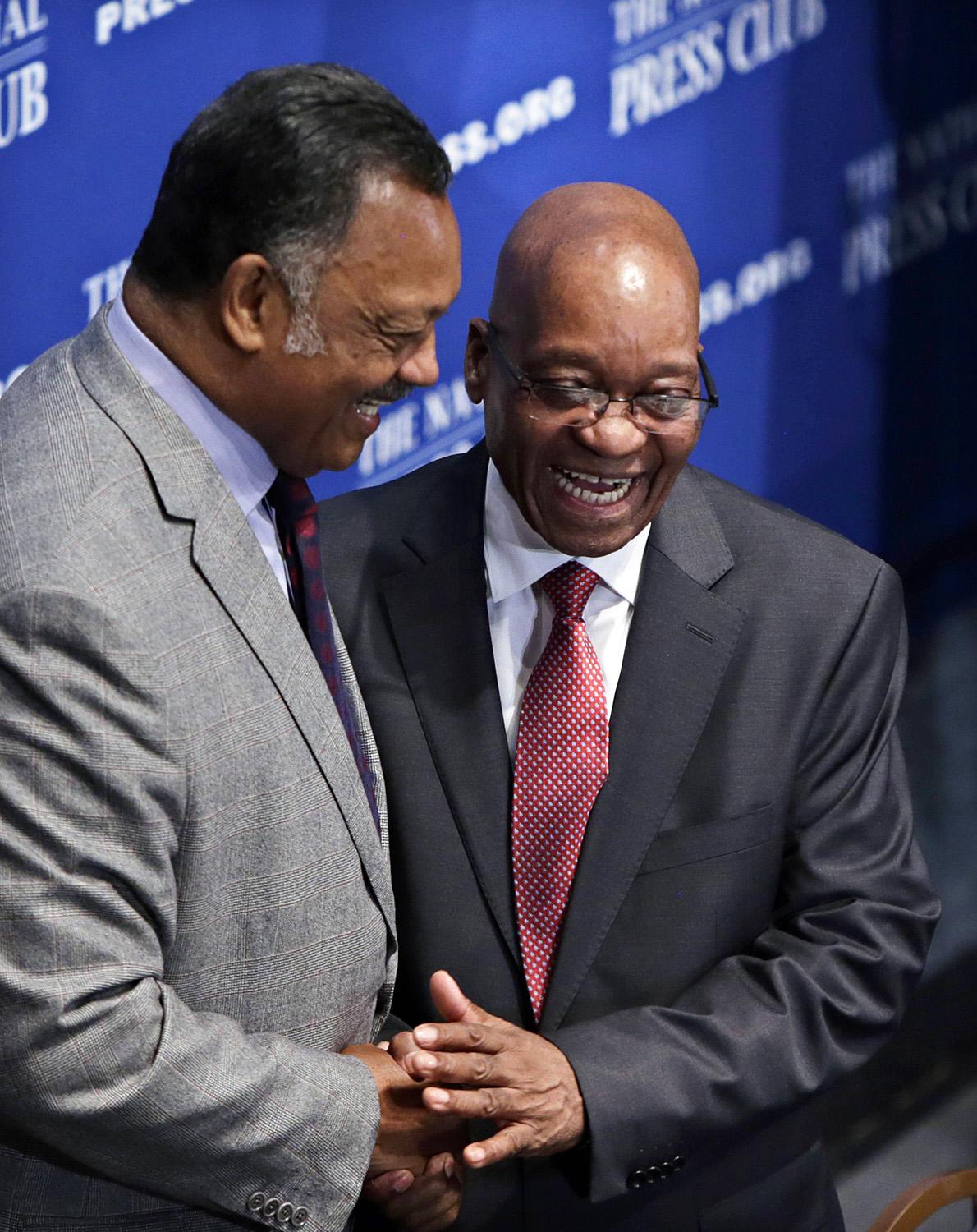 Jesse Jackson egykori amerikai polgárjogi aktivista és tiszteletes üdvözli Jacob Zuma dél-afrikai elnököt.