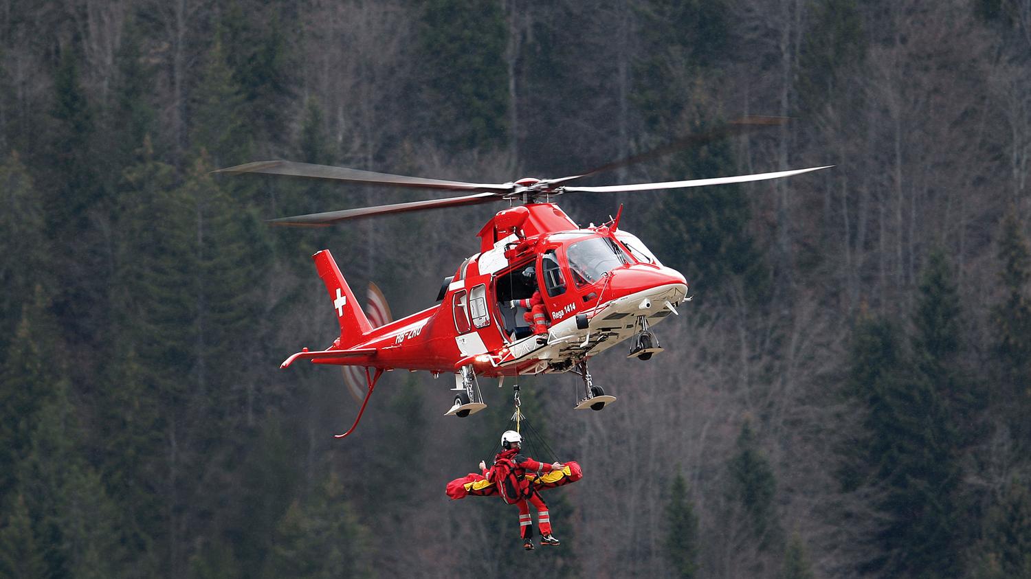 A Rega egyik mentőhelikoptere munka közben (Képünk illusztráció)
