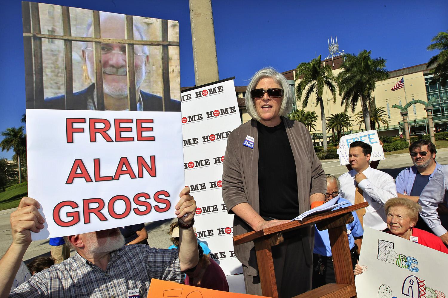 Judy Gross egy 2012-es floridai demonstráción, amelyet férje szabadon engedéséért szervezett.