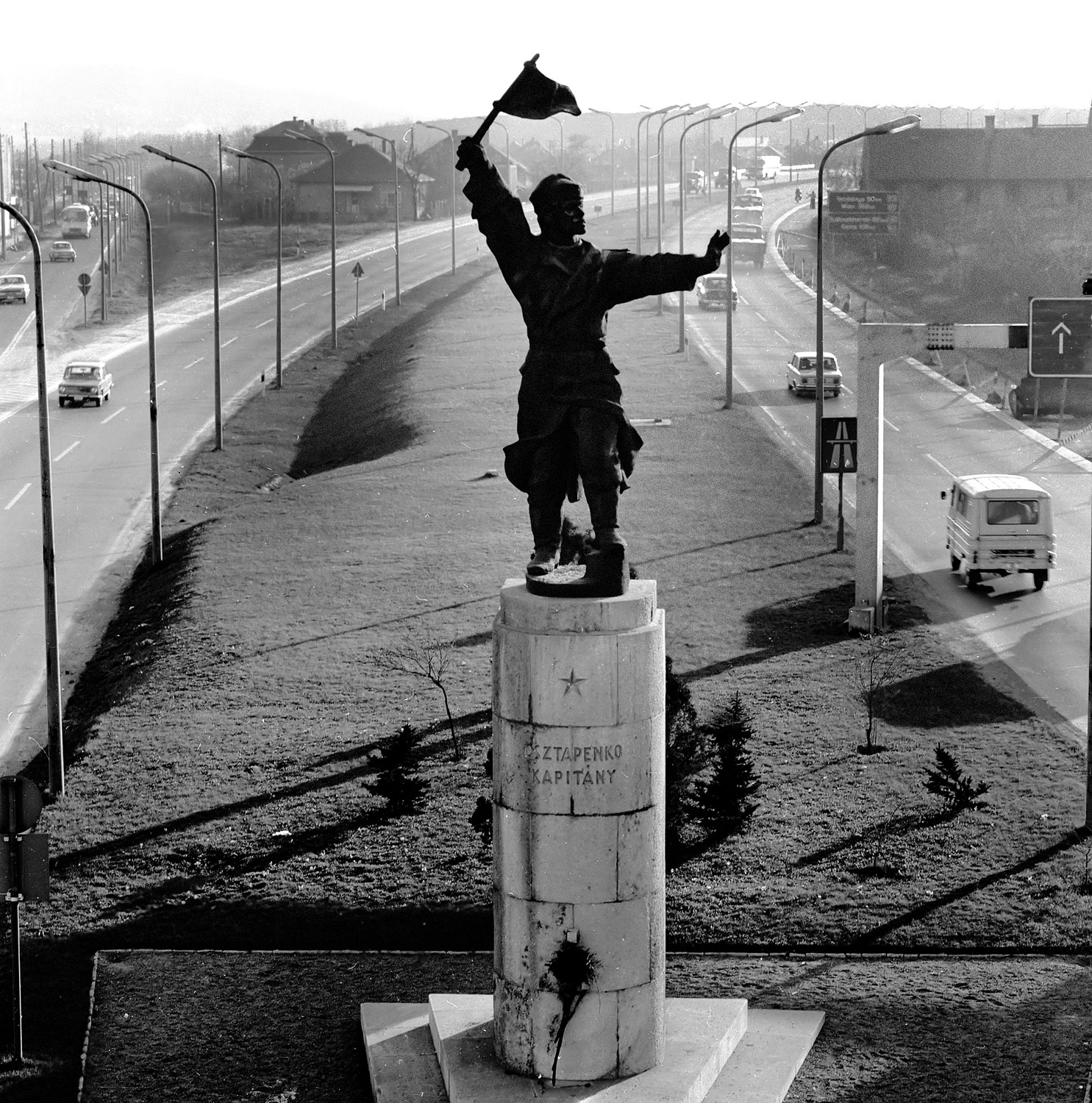 A háborús hős szobra 1974-ben