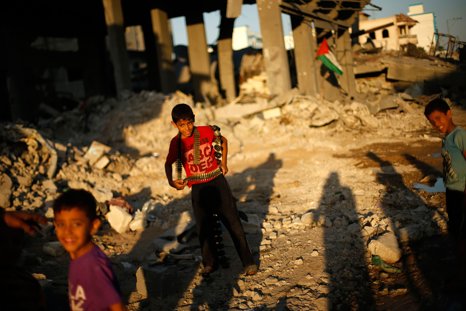 Játék a gázai romok között. A Hamász-rakétákra válaszul pénteken Izrael is támadott
