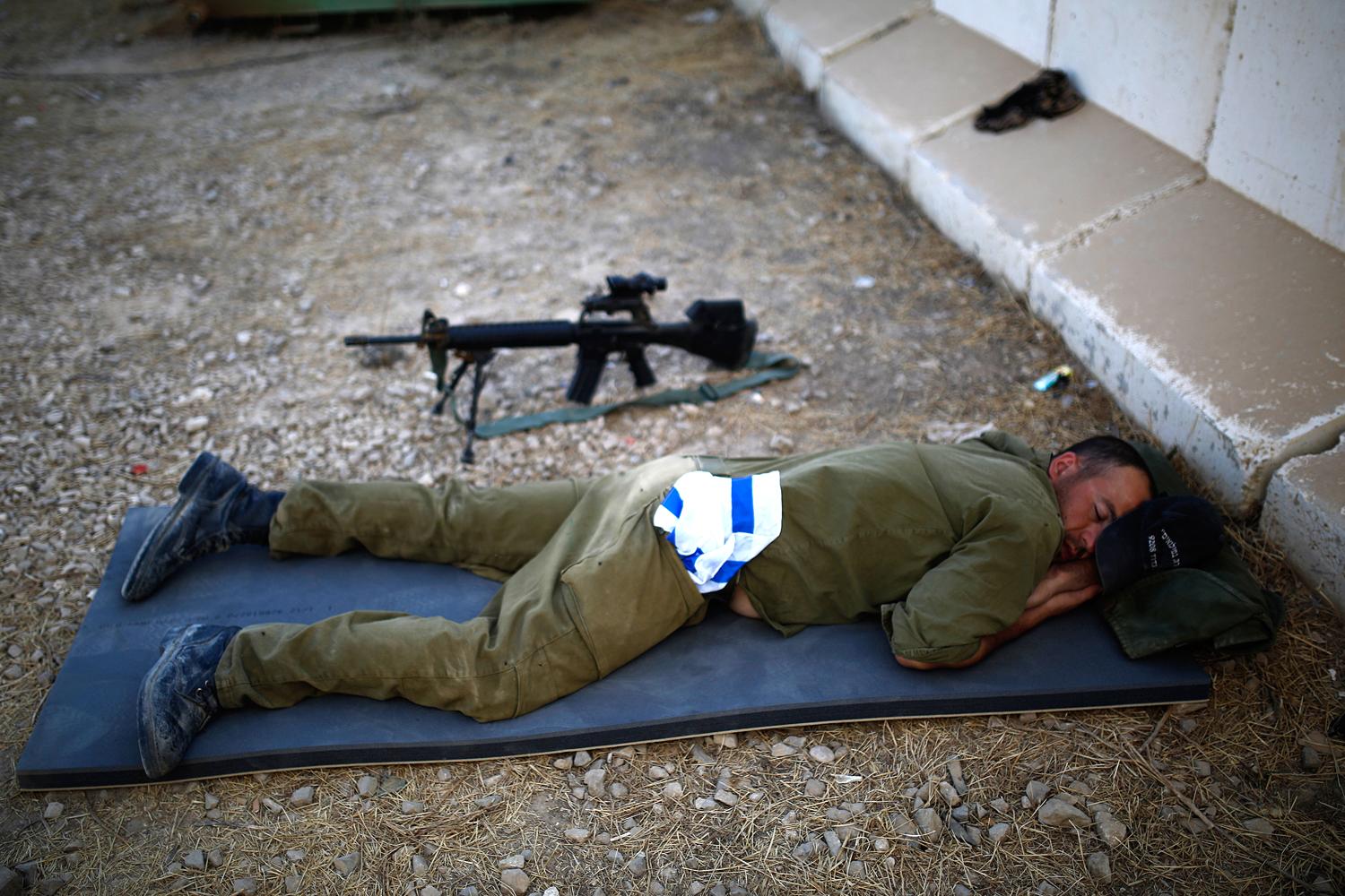 Alvó izraeli katona. A Gázai övezetből kedden vonultak ki a szárazföldi erők