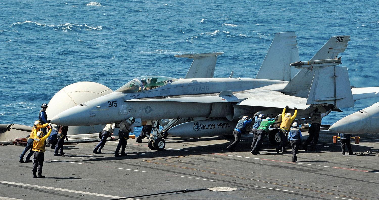 F-18-as vadászbombázót irányítanak a USS George H.W. Bush repülőgéphordozón