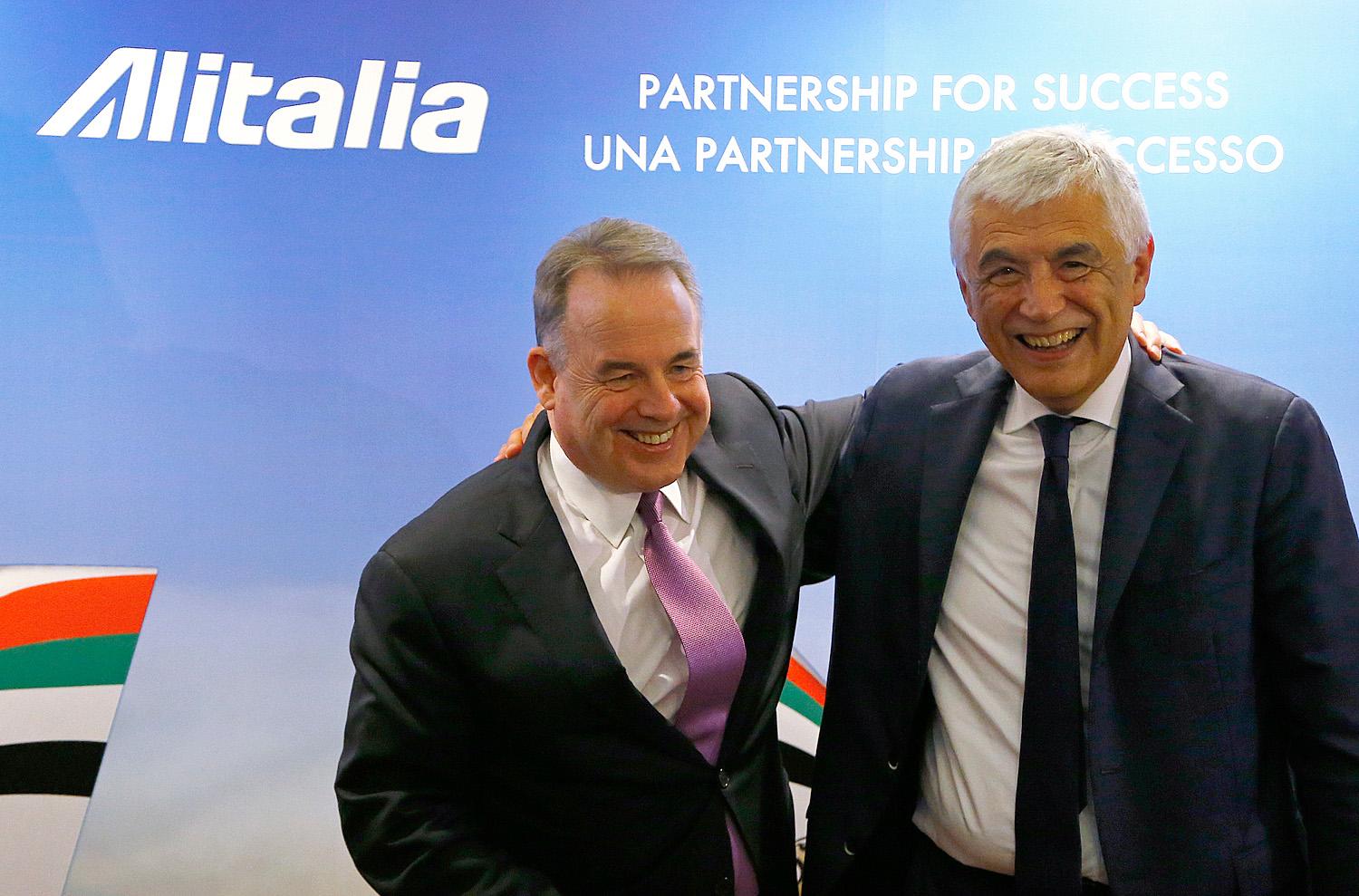 Hogan (balra) Del Torchióval egy pénteki római sajtótájékoztatón. A kapcsolatból az olasz légitársaság profitál, a kérdés csak az, hogy az alkalmazottai is jól járnak-e