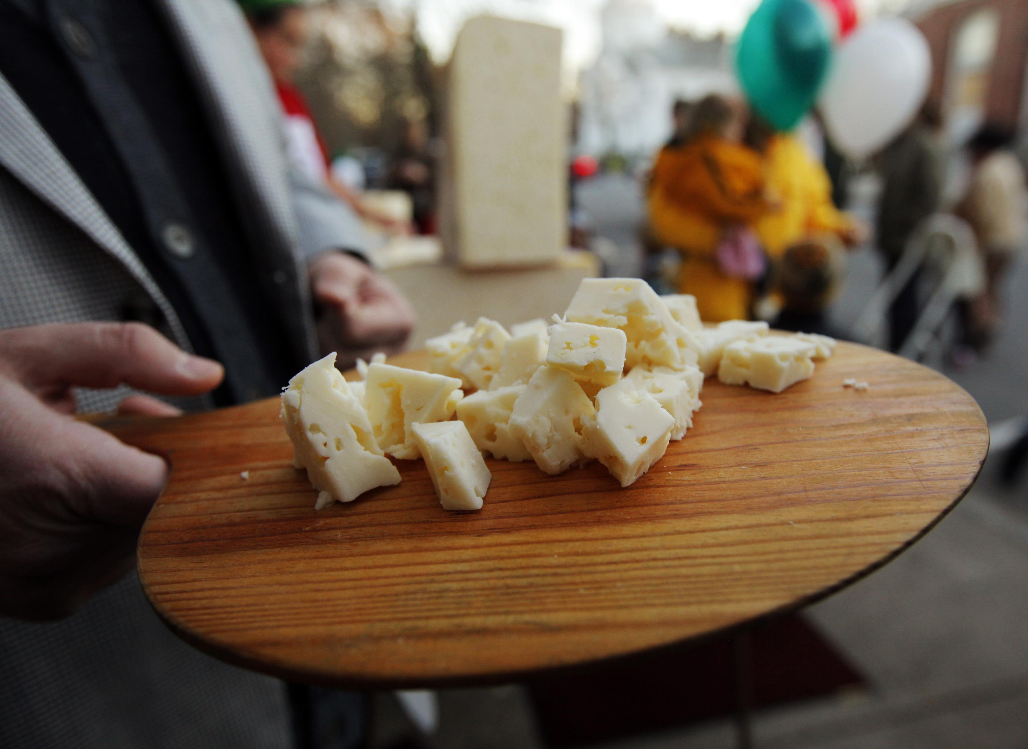 Egy eredetileg az észak-olaszországi Trentinóból származó sajtfajta, a crucolo egyik 180 kilogrammos darabjának a kóstolója 2011-ben a massachusettsi Concordban. A jelképeket is el kell tüntetni