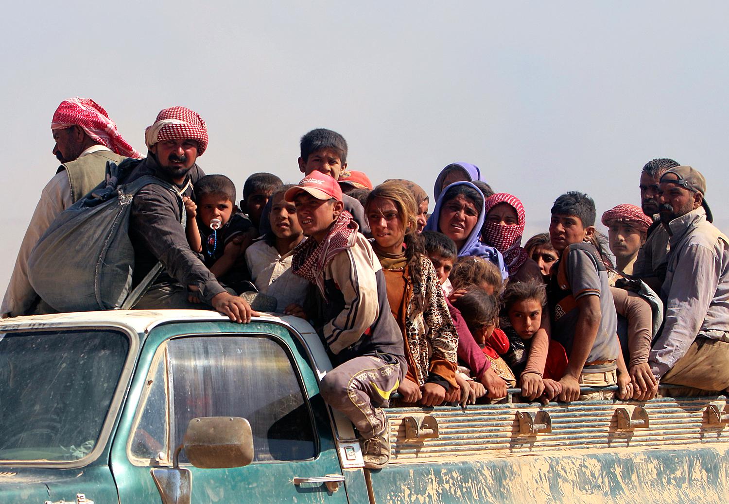 Jazidi menekültek. Százával rohanják meg a mentésükre érkező helikoptereket is