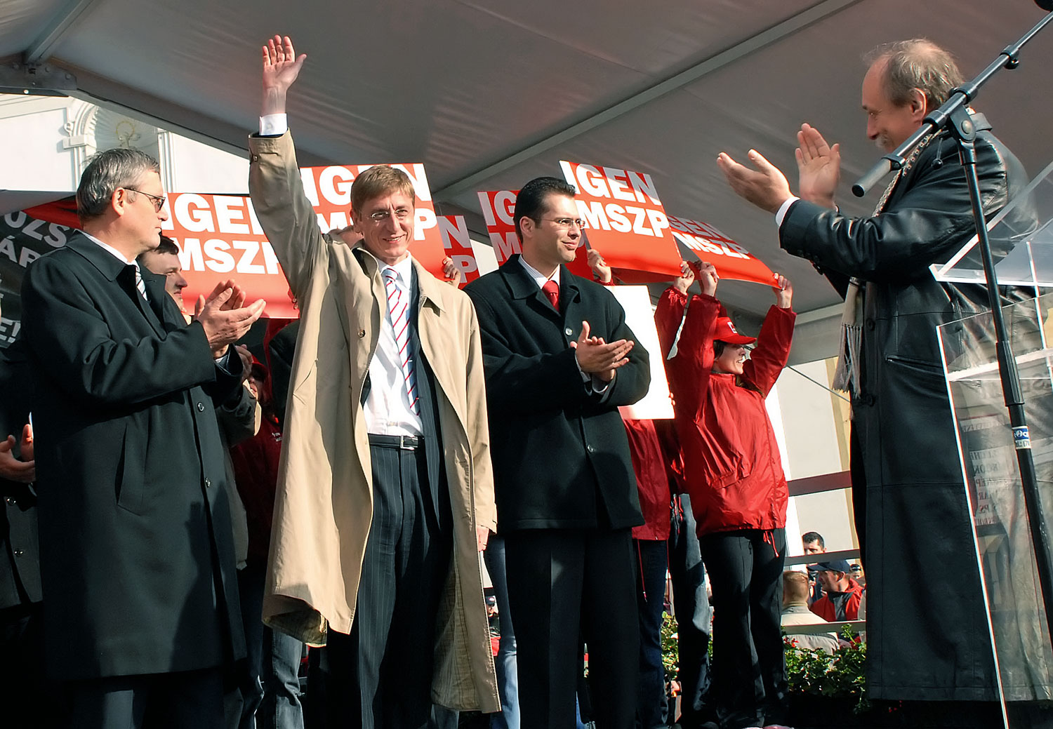 2006. április. Gyurcsány Ferenc kormányfő Győrben, választási nagygyűlésen, mellette Balogh József, a város polgármestere (balra) és Molnár Csaba akkori képviselőjelölt (jobbra) 