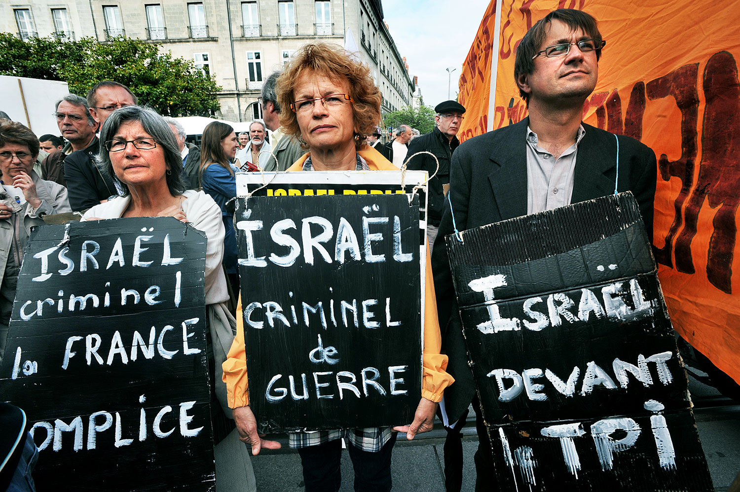 „Izrael bűnös, Franciaország cinkos”, „Izrael háborús bűnös”, „Izraelt a Nemzetközi Törvényszék elé”. Az izraeli hadsereg gázai akciói ellen tüntetők a nyugatfranciaországi Nantes-ban