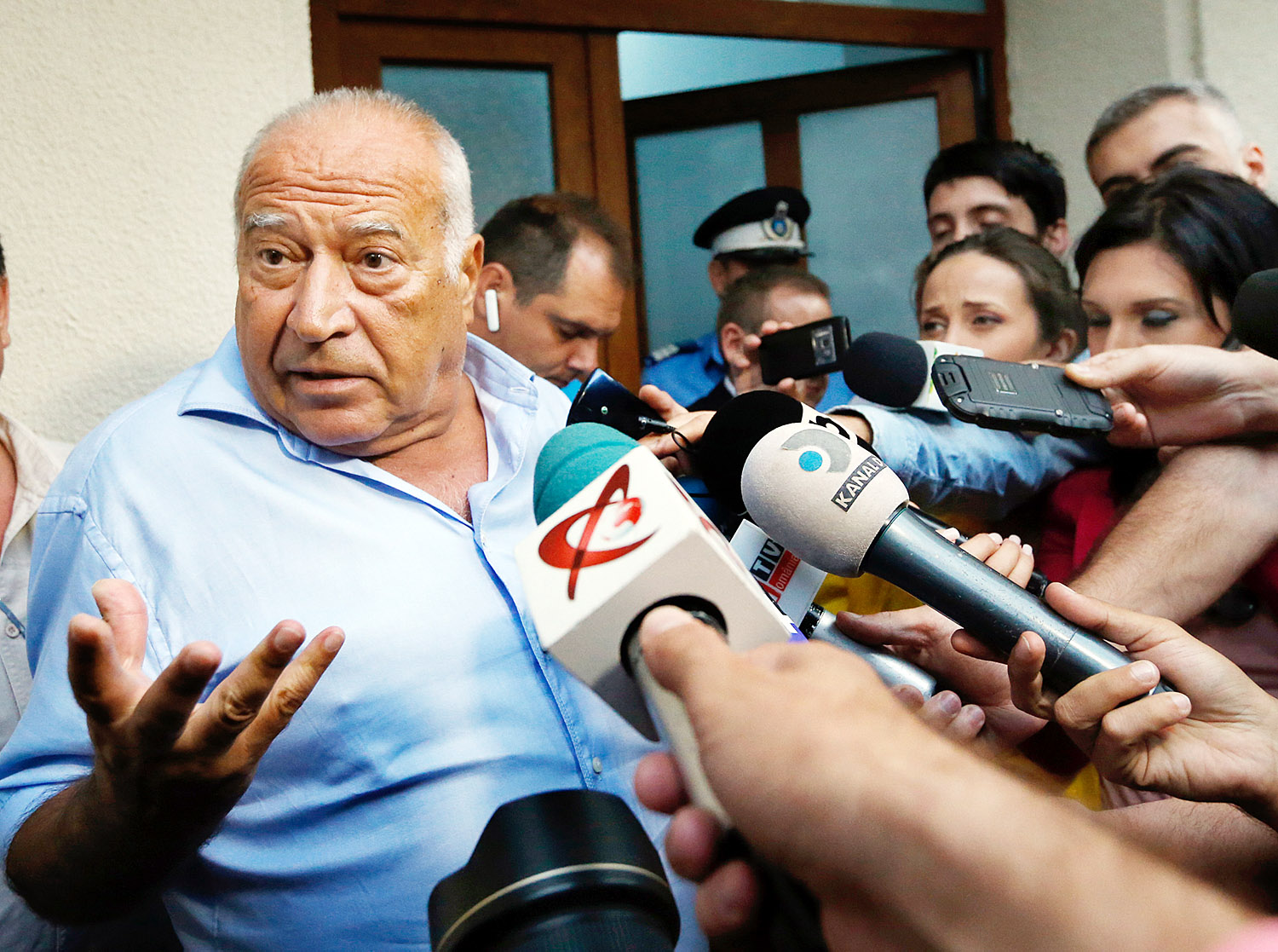 Dan Voiculescu szenátor-üzletember júliusban nyilatkozott a sajtónak a korrupciós vizsgálati meghallgatást követően